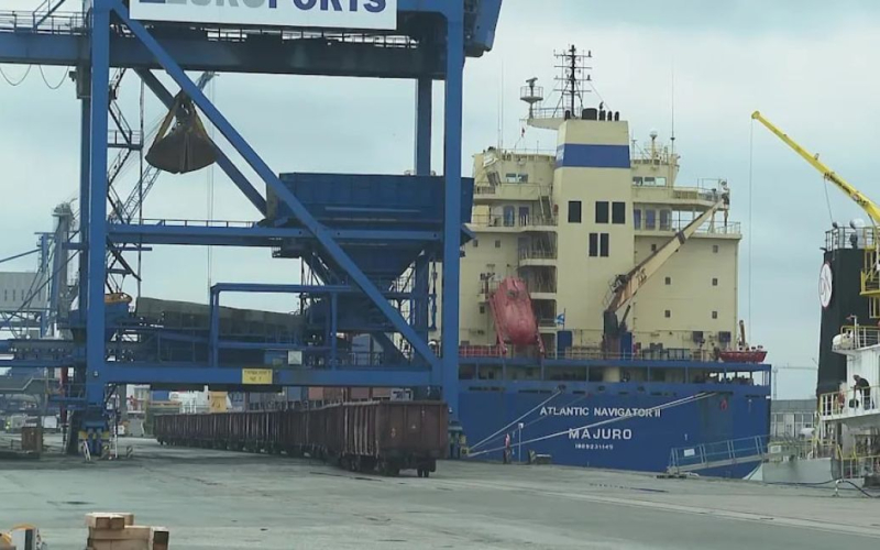 In Deutschland hat ein Schiff mit russischen Waren festgehalten – was ist der Grund? /></p>
<p><strong>Das Schiff wurde von deutschen Zollbeamten festgehalten.</strong></p>
<p>Im Hafen von In der deutschen Stadt Rostock hat der Zoll das Frachtschiff Atlantic Navigator II festgenommen, das <strong>russisches</strong> Uran und Holz transportiert.</p>
<p>Bild schreibt darüber.</p>
<p>Ein fliegendes Frachtschiff Das Schiff unter der Flagge der Marshallinseln war auf dem Weg von St. Petersburg in die USA unterwegs und musste wegen eines Propellerschadens in den Rostocker Hafen einlaufen.</p>
<p>Bei der Kontrolle stellten die Zollkontrolleure jedoch Waren an Bord fest die mit EU-Sanktionen belegt waren und dem Schiff die Weiterfahrt untersagten.</p>
<p>Wie die Ostseezeitung berichtete, hatte das Schiff Birkenholz und Uran an Bord. Das Schiff wurde gerade wegen des Holzes festgehalten.</p>
<p>Die Norddeutschen Neuesten Nachrichten schreiben unter Berufung auf Insider, dass dieses Holz aus den Fabriken eines russischen Oligarchen stammte, dessen Name auf der Liste der EU-Sanktionen steht.</p>
<p>Die Gesamtkosten der Ladung belaufen sich auf etwa 40 Millionen Euro.</p>
<p>Erinnern Sie sich daran, dass <strong>in Russland Drohnen die Kamikaze-Drohnenproduktionsanlage Shahed und eine Ölraffinerie in Tatarstan angegriffen haben – Einzelheiten.</strong ></p>
<h4 >Verwandte Themen:</h4>
<p>Weitere Neuigkeiten</p>
<!-- relpost-thumb-wrapper --><div class=