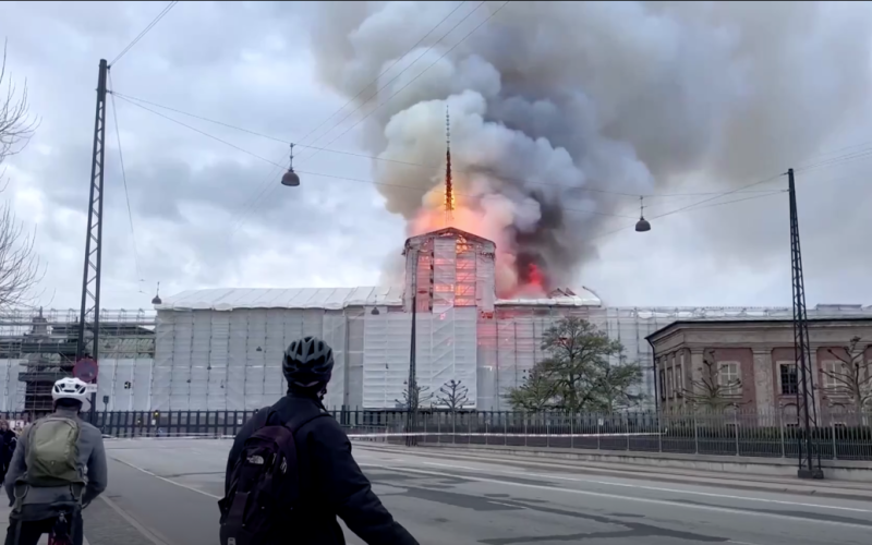 Kopenhagens historische Börse, die mehr als 400 Jahre alt ist, fing Feuer (Foto)