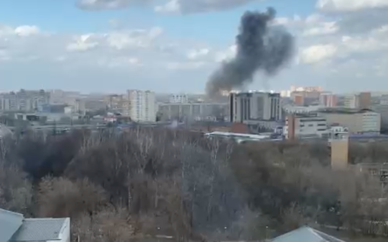 In Region Moskau – Explosion in einem Umspannwerk: Strom ausgefallen (Video)“ /></p>
<p><strong>In mehreren Teilen der Stadt fiel der Strom aus. Auch Trolleybusse verkehren nicht.</strong></p>
<p>In der Region Moskau ereignete sich am 3. April eine Explosion in einem Umspannwerk in der Nähe des Bahnhofs Podolsk. Mehrere Bezirke der Stadt blieben ohne Strom, der Elektrotransport wurde eingestellt.</p>
<p>Russische Medien berichteten darüber.</p>
<p>In Podolsk, Region Moskau, kam es in einem Umspannwerk zu einer Explosion, die starke Rauchentwicklung auslöste Es entstand dort, welches Augenzeugen ein Video filmten. In mehreren Teilen der Stadt kam es zu Stromausfällen. Auch Trolleybusse verkehren nicht.</p>
<p>Nach offiziellen Angaben der örtlichen Behörden kam es in der Anlage zu einem „Kurzschluss“ und ein Feuer brach aus. Angeblich ist der Ölschalter am Umspannwerk ausgefallen.</p>
<p>Die Verwaltung von Podolsk kündigte den Anschluss eines Notstromversorgungskreises an.</p>
<p><u><strong>Lesen Sie die wichtigsten Nachrichten des Tages :</strong></u ></p>
<p>Am Morgen des 3. April waren übrigens 337 Siedlungen in der Ukraine ohne Strom, auch aufgrund russischer Angriffe. Energiearbeiter arbeiten daran, das Licht so schnell wie möglich wiederherzustellen.</p>
<p><u><strong>Lesen Sie auch:</strong></u></p>
<h4>Ähnliche Themen:</h4>
<p> Mehr Nachrichten</p>
<!-- relpost-thumb-wrapper --><div class=