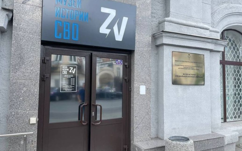 Sie haben es versucht Russland brennt das „Nationale Militärbezirksmuseum“ nieder: Einzelheiten des Vorfalls“ /></p>
<p><strong>Unbekannte Personen schlugen das Fenster des Gebäudes ein und warfen einen Molotowcocktail hinein.</strong></p >
<p>In Saratow, Russland, zündeten Unbekannte in der Nacht zum Dienstag, dem 9. April, das Museum zur Geschichte der „speziellen Militäroperation“, wie der Kreml eine umfassende Invasion des Territoriums der Ukraine nennt. </p>
<p>Darüber schreibt der Sender ASTRA Telegram.</p>
<p>Nach Informationen, die der Sender aus eigenen Quellen erhielt, schlug der Brandstifter ein Fenster im Museumsgebäude ein und zündete es an ein Molotowcocktail. Der Brand konnte jedoch von einem damals diensthabenden Museumsmitarbeiter gelöscht werden.</p>
<p>„Am Tatort wurden ein Fünf-Liter-Kanister und drei Flaschen mit einer unbekannten Flüssigkeit gefunden“, heißt es in der Mitteilung.</p>
<p>Dieser Ort stand bereits ein zweites Mal in Flammen. Es ist bekannt, dass das Museum, dessen Ausstellung versucht, die Geschichte zu verzerren und die Verbrechen der russischen Besatzer in der Ukraine als „Heldentaten des Militärs“ darstellt, bereits vor einigen Monaten – im Dezember 2023 – in Brand gesteckt wurde.</p >
<p>Den Ermittlungen zufolge wurde das Museum von dem 21-jährigen Mechaniker Maxim Kim aus Toljatti in Brand gesteckt. Dies geschah bereits sechs Monate nach der Eröffnung des Museums.</p>
<p>Die Museumssammlung umfasst Gegenstände aus dem Soldatenalltag, aus der Ukraine mitgebrachte „Trophäen“ sowie Fotografien der russischen Besatzer an der Front. </p>
<p>Wir möchten Sie daran erinnern, dass in der Region Moskau ein Neuntklässler eine Filiale von „Einiges Russland“ in Brand gesteckt hat. Der Teenager versuchte, Nawalnys Tod zu rächen.</p>
<h4>Verwandte Themen:</h4>
<p>Weitere Nachrichten</p>
<!-- relpost-thumb-wrapper --><div class=