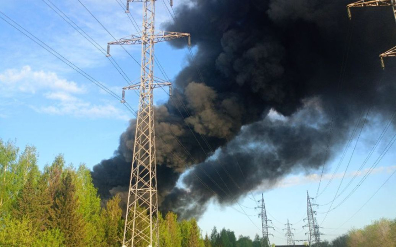 B In Russland brach in der Nähe des Automobilwerks KamAZ ein Feuer aus – Video /></p>
<p><strong>Die Russen sprechen von einem angeblichen Müllbrand in der Nähe des Werks.</strong></p>
<p >In der Stadt Naberezhnye Chelny (Tatarstan, <strong>Russland</strong> =) brach am Morgen des 28. April ein Feuer in der Nähe des KamAZ-Werks aus.</p>
<p>Das Video des Feuers wurde von verbreitet lokale Telegram-Kanäle.</p>
<p>Zuerst schrieben die Russen, dass das Feuer im KamAZ-Automobilmontagewerk ausgebrochen sei, aber später wurde im Internet berichtet, dass Müll angeblich in der Nähe des Werks Feuer gefangen habe.</p>
<p >Während des Brandes waren schwarze Rauchsäulen am Himmel zu sehen. Eine Stunde später löschten Feuerwehrleute das Feuer.</p>
<p>KAMAZ ist der größte russische Hersteller von Lastkraftwagen und Autos, Traktoren und Komponenten. Das Unternehmen ist der Hauptlieferant von Automobilausrüstung für die russische Besatzungsarmee.</p>
<p>Wir erinnern daran, dass das russische Verteidigungsministerium in der Nacht des 28. April einen weiteren Drohnenangriff auf Ziele in der Russischen Föderation angekündigt hat. <strong>Der Gouverneur der Region Kaluga sagte, dass Drohnen in der Nähe eines Öldepots abgestürzt seien.</strong></p>
<h4>Ähnliche Themen:</h4>
<p>Weitere Nachrichten</p>
<!-- relpost-thumb-wrapper --><div class=