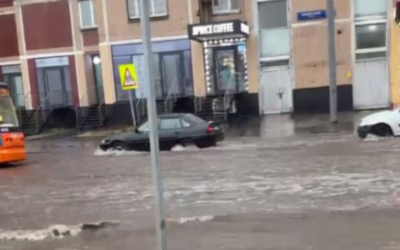 Es schüttet wie Es schüttet: Heftige Regenfälle bedeckten Moskau (Video)“ /></p>
<p><strong>Die russische Hauptstadt wurde von schlechtem Wetter heimgesucht.</strong></p>
<p>Ja, etwa 30 % davon Am 27. April wird in Moskau monatlicher Niederschlag fallen. Die Behörden empfehlen den Bürgern, vorsichtig zu sein.</p>
<p>Der russische Telegrammsender Baza spricht darüber.</p>
<h2>Einige Straßen sind überflutet</h2>
<p>Wie bereits erwähnt, haben die Stadtbehörden die Moskauer darauf hingewiesen Um diejenigen zu vermeiden, die sich nicht unter Bäumen, Werbetafeln und wackeligen Strukturen verstecken, sollten Autofahrer langsamer fahren und ihre Autos entfernt von Bäumen parken.</p>
<p>Erinnern Sie sich daran, dass die Servolenkung einen russischen Ka-32-Hubschrauber auf einem Flugplatz in Moskau zerstört hat. </p>
<h4>Ähnliche Themen:< /h4>Weitere Neuigkeiten</p>
<!-- relpost-thumb-wrapper --><div class=