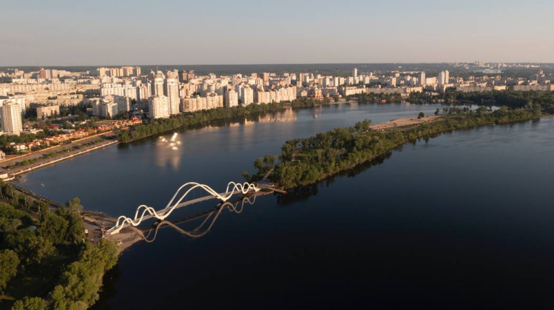 In Kiew wurde eine Fußgängerbrücke zur Obolonsky-Insel eröffnet 