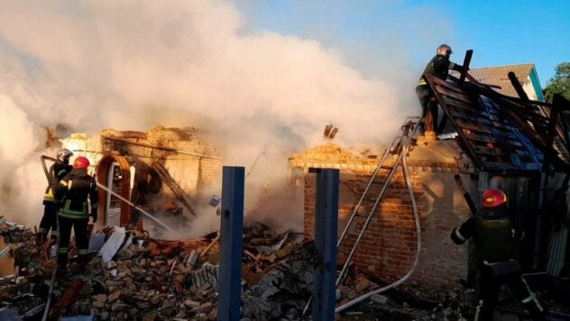 Explosionen in der Region Kiew: In vier Bezirken gibt es Zerstörung, in einem Krankenhaus - eine Mutter und Sohn“ /></p>
<p>Während der Explosionen in der Region Kiew am 8. Mai wurde die Luftverteidigung aktiviert.</p>
<p><strong>Aktualisiert um 13:23</strong> Allerdings fällig Durch herabstürzende Trümmer kam es in vier Bezirken zu Zerstörungen.</p>
<p>In einem Teil des Dorfes im Bezirk Wyschgorod gab es einige Zeit lang kein Licht.</p>
<p>Jetzt beobachten </p>
<h2>Explosionen in der Region Kiew im Mai 8: Was ist über die Zerstörung bekannt</h2>
<p>Explosionen in Am 8. Mai donnerte die Region Kiew während eines fast vierstündigen Luftangriffs.</p>
<p>Zu diesem Zeitpunkt traf die russische Armee griff die Region mit Angriffsdrohnen und Marschflugkörpern vom Typ Shahed-136/131 an.</p>
<p>Laut dem Chef der regionalen Militärverwaltung Ruslan Kravchenko zerstörten Trümmer abgeschossener feindlicher Ziele ein privates Wohnhaus und einen Hauswirtschaftsraum in der Nähe.< /p> </p>
<p>Weitere 14 Privathäuser und ein Auto wurden beschädigt.</p>
<p>Schäden an Stromleitungen durch zerstörte Trümmer und Munition wurden ebenfalls registriert.</p>
<p>In wenigen Stunden restaurierten Energietechniker Strom für 1.023 Verbraucher in einem der Dörfer in der Region Wyschgorod.</p>
<h2>Explosionen in der Region Kiew am 8. Mai: der Zustand der Opfer</h2>
<p>Im Browary multidisziplinären A 62-Jahr -alte Frau und ihr 34-jähriger Sohn liegen im Krankenhaus.</p>
<p>Während des Angriffs am 8. Mai befanden sie sich in dem Haus, das durch den morgendlichen Beschuss am stärksten beschädigt wurde.</p>
<p>Das Frau erlitt mehrere Verletzungen an inneren Organen. Sie wird jetzt operiert; der Zustand des Opfers ist stabil und ernst.</p>
<p>Ihr Sohn hat Verletzungen an Armen und Beinen, leichte Verbrennungen an Rücken und Bauch, Schürfwunden und Prellungen.</p>
<p >Der Mann befindet sich in einem mittelschweren Zustand in der Traumaabteilung.</p>
<p>Der Krieg in vollem Umfang in der Ukraine dauert seit dem 805. Tag an.</p>
<p>Sie können die Situation in verfolgen Städte auf der interaktiven Karte der Militäreinsätze in der Ukraine und auf der Karte der Luftangriffe in der Ukraine.< /p> </p>
</p></p>
<!-- relpost-thumb-wrapper --><div class=