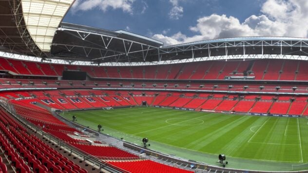 Champions-League-Finale 2024: wann, wo es stattfindet und alles, was Sie darüber wissen müssen das Spiel“ /></p>
<p>Die Champions-League-Saison 2023/24 endet mit dem Finale im legendären Wembley-Stadion.</p>
<p>Dies wird die 69. Ausgabe des wichtigsten Europapokal-Fußballturniers sein in Europa und das 32. seit seiner Umformatierung zur UEFA Champions League.</p>
<h2>Champions-League-Finale: Wann findet es statt</h2>
<p>Das Champions-League-Finale der Saison 2023/24 wird stattfinden am 1. Juni 2024 in London (UK).</p>
<p>Jetzt ansehen </p>
<p>Das entscheidende Spiel findet im legendären Wembley-Stadion statt.</p>
<p>Beachten Sie, dass London das Finale des Turniers ausrichten wird Zum achten Mal in seiner Geschichte und zum dritten Mal in der Champions-League-Ära. Zuvor fanden dort bereits 2011 und 2013 die Endspiele statt.</p>
<h2>Wer wird im Champions-League-Finale spielen</h2>
<p>Erster Finalist des Turniers war Borussia Dortmund, das den Franzosen Paris Saint-Germain mit einem Gesamtscore von 2:0 besiegte.</p>
<p>Im entscheidenden Spiel spielen die Bumblebees mit dem 14-fachen Sieger von das Turnier — Real Madrid. Im Halbfinale besiegte das Team von Carlo Ancelotti die Münchner nach einem Elfmeterschießen.</p>
<h2>Wie viel kosten Tickets für das Champions-League-Finale und wo kann man sie kaufen?</h2>
<p>So kaufen Sie ein Ticket Für das Champions-League-Finale sollten Sie sich auf der offiziellen UEFA-Website im Bereich Tickets bewerben.</p>
<p>Wembley bietet 86.600 Zuschauern Platz. Die UEFA gab bekannt, dass 60.000 Tickets gleichmäßig zwischen den Fans von Real Madrid und Borussia verteilt werden. Die restlichen 26.600 — Dabei handelt es sich um Verpflichtungen gegenüber Sponsoren, Spitzenleuten, Regierungsbeamten und Mitarbeitern.</p>
<p>Die Ticketpreise für das Champions-League-Finale 2024 beginnen je nach Kategorie bei 70 € bis 713 €:</p>
<ul> < li>Kategorie 4: 70 €;</li>
<li>Kategorie 3: 187 €;</li>
<li>Kategorie 2: 503 €;</li>
<li>Kategorie 1: 713 €.</li > </ul>
<h2>Wer wird das Champions-League-Finale richten</h2>
<p>Die UEFA ernannte Borussia zum Chefschiedsrichter für das Spiel. Der echte Slowene Slavko Vinčić. In dieser Saison hat er sieben Champions-League-Spiele mitgewirkt, darunter das erste Viertelfinale zwischen Borussia Dortmund und Atlético Madrid.</p>
<p>Für den 44-jährigen Schiedsrichter ist es das zweite Europapokalfinale: in 2021 leitete er mit der Eintracht und den Rangers das Europa-League-Finale in Sevilla.</p>
<p>Im Finale im Wembley-Stadion wird er von seinen Landsleuten Tomaž Klancnik und Andraz Kovacic unterstützt. Als vierter Schiedsrichter der Begegnung wurde der Franzose François Letesier ernannt. Der Haupt-VAR wird der Slowene Nejc Kajtazovich sein, der von Rade Obrenovic (Slowenien) und Massimiliano Irrati (Italien) unterstützt wird.</p>
<h2>Was der Gewinner der Champions League erhält</h2>
<p> Der Gewinner des Turniers erhält zunächst den Champions Cup im Gewicht von 7,5 kg. Außerdem hat der Sieger der Champions League das Recht, beim UEFA-Superpokal 2024 in Warschau mit dem Sieger der UEFA Europa League 2024 zu spielen.</p>
<p>In diesem Jahr ging der Europa-League-Pokal an den Italiener Atalanta, das im Finale den Deutschen Bayer Leverkusen besiegte.</p>
</p></p>
<!-- relpost-thumb-wrapper --><div class=