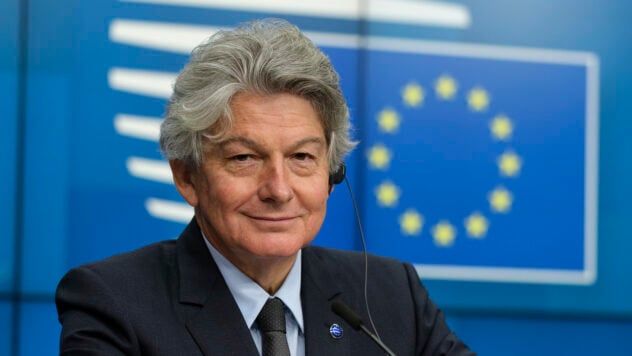 Brüssel arbeitet bereits an der Eröffnung eines Büros für Verteidigungsinnovation in Kiew – EU-Kommissarin“/></p >
<p>Der EU-Kommissar für den Binnenmarkt, Thierry Breton, sagte, dass die Europäische Union bereits an der Eröffnung eines Büros für Verteidigungsinnovation in Kiew arbeite.</p>
<p>Dies sagte er während einer Rede bei der EU -Forum der Verteidigungsindustrie der Ukraine.</p >
<p>Breton stellte fest, dass die EU kürzlich eine neue Strategie in der Verteidigungsindustrie verabschiedet hat.</p>
<p>Jetzt schauen Sie sich </p>
<blockquote>
<p>— Die Strategie soll nicht nur die europäische Verteidigungsbereitschaft unterstützen, sondern auch die Beziehungen zwischen der europäischen und der ukrainischen Verteidigungsindustrie stärken, — sagte der EU-Kommissar.</p>
</blockquote>
<h2>EU-Verteidigungsbüro in Kiew</h2>
<p>Ihm zufolge legt die neue Strategie eine klare Priorität für die Weiterentwicklung der Zusammenarbeit fest.</p>
<blockquote>
<p>& #8212; Aus diesem Grund werden wir das Büro für Verteidigungsinnovation in Kiew eröffnen — eine Brücke zwischen innovativen Startups in der EU und ukrainischen Unternehmen und den Streitkräften zu schlagen, damit europäische Startups ukrainischen Soldaten auf dem Schlachtfeld helfen können, — fügte Breton hinzu.</p>
</blockquote>
<p>Er zeigte sich auch erfreut darüber, dass die praktische Arbeit zur Erfüllung dieser Aufgabe bereits begonnen hat.</p>
<p>Dies hatte zuvor die Leiterin der Europäischen Kommission, Ursula von der Leyen, berichtet Die Europäische Union beabsichtigt, in Kiew ein innovatives Verteidigungsbüro zu eröffnen.</p>
</p></p>
<!-- relpost-thumb-wrapper --><div class=