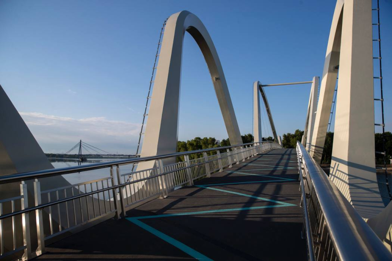 In Kiew wurde eine Fußgängerbrücke zur Obolonsky-Insel eröffnet