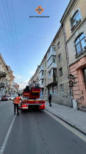 Die Tür schloss sich automatisch: In Iwano-Frankiwsk retteten Retter ein Kind aus einem geschlossene Wohnung