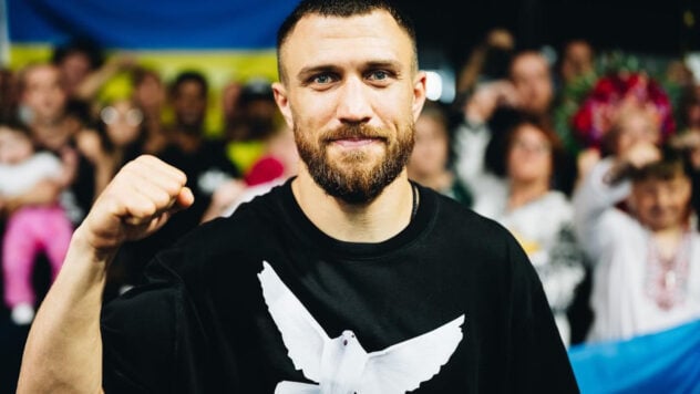 Lomachenko, der ein T-Shirt mit einer Friedenstaube trug, traf sich mit Ukrainern in Perth und hat sich mit einem Koala angefreundet“ />< /p> </p>
<p>Der ehemalige Weltmeister in drei Gewichtsklassen <strong>Vasiliy Lomachenko</strong> hielt am Vorabend seines Kampfes mit George Kambosos um den vakanten Platz eine offene Trainingseinheit in Australien ab IBF-Gürtel.</p>
<h2>Lomachenko hielt eine offene Trainingseinheit in Australien ab. </h2>
<p>Ein Boxer mit ukrainischem Pass kam zu einem offenen Training und trug ein schwarzes T-Shirt mit einer Friedenstaube. Zuvor erschien Lomachenko vor seinen Kämpfen bei verschiedenen Aktivitäten in T-Shirts mit religiösen Motiven. </p>
<p>Wir stellen fest, dass Lomachenko Russland nach zwei Jahren einer umfassenden Invasion immer noch nicht offen als Aggressor bezeichnet und die Aktionen dieses Staates nicht verurteilt hat.</p>
<p>Jetzt beobachten sie </p>
<p> Zum offenen Training des Boxers kamen vor allem die Fans der in Australien lebenden Ukrainer. Vasily posierte mit ihnen vor dem Hintergrund der ukrainischen Flagge und signierte Handschuhe in den Farben Blau und Gelb.</p>
<p> <iframe width=
