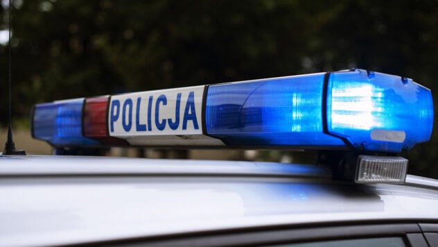 Flucht vor der Polizei und prallt gegen einen Baum: Ein 16-Jähriger ist gestorben ein Unfall in Polen“/></p>
<p>In der polnischen Stadt Danzig starb ein 16-jähriger Ukrainer, als er versuchte, mit einem Auto vor der Polizei zu fliehen – er prallte mit hoher Geschwindigkeit gegen einen Baum.< /p> </p>
<p>Die polnische Veröffentlichung berichtet über diesen <b></b> RAP.</p>
<p>Es wird darauf hingewiesen, dass sich eine weitere Person mit ihm im Auto befand — Ärzte kämpfen um sein Leben.</p>
<p>Derzeit beobachten sie </p>
<h2>den Unfall mit einem Ukrainer in Polen</h2>
<p>Das Auto, in dem der ukrainische Teenager zu fliehen versuchte, fuhr auf der Hauptstraße der Ukraine Dreistadt mit einer Durchschnittsgeschwindigkeit von 150-160 km/h.</p>
<blockquote>
<p>— Fünfzehn Minuten nach Mitternacht versuchte die Verkehrspolizei in der Nähe von Wejherowo mit Licht- und Tonsignalen, einen Audi A4 zur Inspektion anzuhalten, dessen Fahrer die Signale nicht beachtete, beschleunigte und in Richtung Reda fuhr. Der Fahrer rannte mit hoher Geschwindigkeit durch die Straßen von Gdynia, Sopot und dann Danzig, wo er die Kontrolle über das Auto verlor, gegen einen Baum prallte und das Auto umkippte, — sagte die Pressesprecherin des Danziger Polizeipräsidiums, Karina Kaminska.</p>
</blockquote>
<p>Ermittlungsmaßnahmen werden durchgeführt und alle Umstände des Vorfalls werden geklärt.</p>
</p>
<p>< /p></p>
</p >
<!-- relpost-thumb-wrapper --><div class=