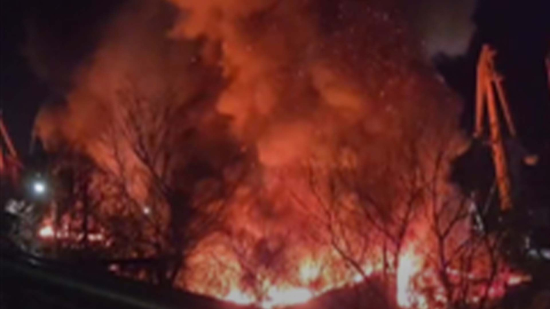 In Russland in der Im Hafen brach ein Großbrand aus: „Heißes“ Filmmaterial wurde online veröffentlichtBei einer entfernten Versammlung in Russland fing der Hafen Feuer/Screenshot von Kanal 24

<p _ngcontent-sc90 class=