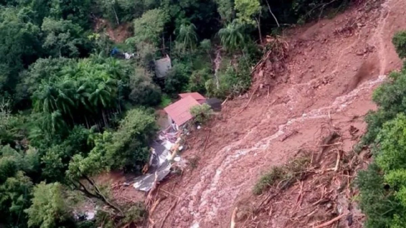 Brasilien unter Wasser: Hunderte litten unter verheerenden Überschwemmungen Menschen – gruseliges Filmmaterial“ /></p>
<p>Überschwemmungen in Brasilien/Brasilianische Luftwaffe</p>
<p _ngcontent-sc199 class=