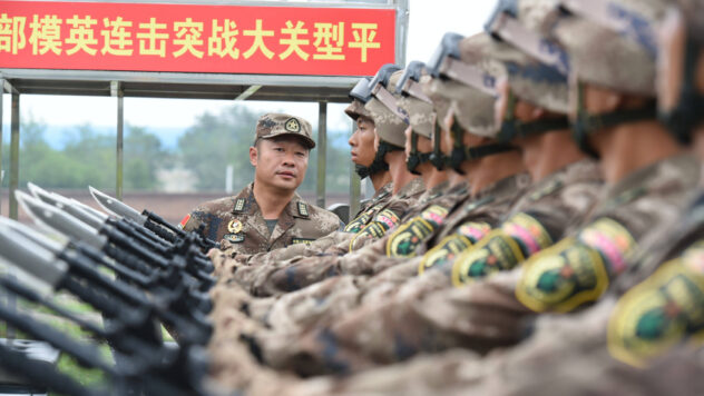 China hat Militärübungen rund um China begonnen und nennt dies „Strafe für Separatismus““ /></p>
<p>Die chinesische Armee begann zwei Tage lang mit groß angelegten Übungen in der Nähe von Taiwan. In Peking nannte man es „Strafe“. wegen „separatistischer Taten“.</p>
<p>Insbesondere der chinesische Staatssender CCTV verknüpft die Übungen direkt mit den Aussagen des neu gewählten Präsidenten Taiwans zur Unabhängigkeit der Insel.</p >
<h2>China führt Militärübungen in der Nähe von Taiwan durch< /h2> </p>
<p>Während der Übung führten Dutzende chinesische Kampfflugzeuge mit scharfer Munition simulierte Angriffe gegen „wichtige militärische Ziele“ durch. bedingter “Feind” zusammen mit Zerstörern, Fregatten und Raketenbooten. Es wird darauf hingewiesen, dass es sich bei diesen Übungen um die Einkreisung Taiwans handelt.</p>
<p>Der Sprecher des Marinekommandos der chinesischen Armee, Li Xi, bezeichnete die Übungen derzeit als „eine schwere Strafe für die separatistischen Handlungen der taiwanesischen Unabhängigkeitskräfte und eine ernste Gefahr.“ Warnung vor Einmischung und Provokationen durch externe Kräfte.</p>
<p>Vertreter des chinesischen Außenministeriums <strong>Wang Wenbin bezeichnete die Übungen rund um die Insel als „ernsthafte Warnung“.</p>
<p>Wie AFP in einer Erklärung berichtete, sagte er, dass diejenigen, die die Unabhängigkeit Taiwans unterstützen, bei & bleiben werden. #8220; gebrochene Köpfe und Blutungen.</p>
<blockquote>
<p>— Pro-Taiwan-Unabhängigkeitskräfte werden mit gebrochenen Köpfen und vergossenem Blut zurückbleiben, nachdem sie sich einem großen Angriff gegenübersahen. Chinas Verpflichtung, eine vollständige Vereinigung zu erreichen, — Wenbin sagte.</p>
</blockquote>
<p>Am Donnerstagnachmittag Ortszeit hatten die Verteidigungskräfte der Insel etwa 30 chinesische Flugzeuge entdeckt, von denen die meisten die Mittellinie in Taiwans Luftverteidigungs-Identifikationszone überquert hatten.<br /> Mittellinie — ein inoffizieller Demarkationspunkt in der Taiwanstraße, den Peking nicht anerkennt, aber bis vor wenigen Jahren weitgehend respektiert hat.</p>
<p>Taiwan hat seine eigenen Kriegsschiffe stationiert, um die Situation zu überwachen.</p>
<p>CNN stellte fest, dass der neue Präsident Taiwans <strong>Lai Qingde</strong>, der am 20. Mai sein Amt antrat, von Peking als „gefährlicher Separatist“ bezeichnet wurde. Taiwans Führer verteidigt die Souveränität und Identität der Insel. Peking verurteilte Lais Antrittsrede, in der er China aufforderte, mit der Schikanierung Taiwans aufzuhören.</p>
<p>CNN macht auch darauf aufmerksam, dass Chinas Militärmanöver rund um Taiwan mittlerweile weit verbreitet sind und in der taiwanesischen Gesellschaft keine nennenswerte Reaktion hervorrufen. Im Rahmen der heutigen Übungen verzeichnete die Taiwan Stock Exchange sogar ein gewisses Wachstum, was das Vertrauen der Anleger in die Stabilität der Sicherheitslage auf der Insel widerspiegelt.</p>
<h2>Taiwan auf der Karte</h2>
<p>Taiwan (oder Chinesisch-Taipeh). ) — ; ein Inselstaat mit begrenzter internationaler Anerkennung in Ostasien.</p>
<p>Die Insel Taiwan liegt im südlichen Teil Ostasiens, südöstlich des chinesischen Festlandes.</p>
<p><img class=