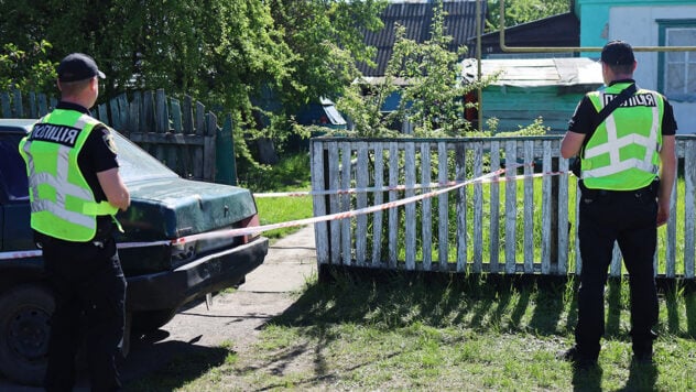 Die ganze Familie wurde in der Region Schytomyr erschossen aufgefunden: ein siebenjähriges Mädchen war unter den Toten“ /></p>
<p>Die Leichen ermordeter Mitglieder einer Familie wurden in der Region Schytomyr gefunden. Unter ihnen sind ein siebenjähriges Mädchen, eine 43-jährige Frau und ein 43-jähriger Mann. Polizeibeamte untersuchen eine Version eines vorsätzlichen Mordes.</p>
<h2>Tod einer Familie in der Region Schytomyr</h2>
<p>Nach Angaben der Polizei der Region Schytomyr ereignete sich die Tragödie im Dorf Polesskoje , Bezirk Korosten. Die Leichen von Familienmitgliedern wurden am Morgen des 2. Mai in einem Privathaus gefunden.</p>
<p>Der Mann sollte zum täglichen Dienst gehen, erschien aber nicht zum Dienst und nahm keine Anrufe entgegen. Nachdem sie ihn an seinem Wohnort besucht hatten, fanden Kollegen die tote Familie vor und meldeten die Tragödie der Polizei.</p>
<p>Jetzt beobachten </p>
<p>Es wurde zuvor festgestellt, dass der Tod eines 7-jährigen Mädchens, eines 43 -jährige Frau und ein 43-jähriger Mann erlitten eine Schusswunde. Eine Version des Vorfalls: Ein Mann hat ein Kind und eine Frau erschossen und dann Selbstmord begangen.</p>
<p>Alle Umstände der Tragödie werden jetzt gemäß Absatz 2, Absatz 1, Teil 2 des Artikels geklärt. 115 des Strafgesetzbuches der Ukraine, d. h. die vorsätzliche Tötung von zwei oder mehr Personen und einem kleinen Kind. Es wurden mehrere Prüfungen angesetzt.</p>
</p></p>
<!-- relpost-thumb-wrapper --><div class=