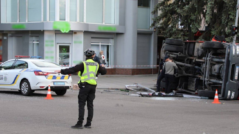 Verkehrsunfall in Tscherkassy: ein Feuerwehrauto fuhr in einen Trolleybus, unter den Opfern war auch ein Kind“ /></p>
<p>Am 8. Mai ereignete sich in Tscherkassy ein Unfall, bei dem ein MAN-Feuerwehrauto in einen Trolleybus mit Passagieren fuhr.</p>
<p>Der Unfall ereignete sich an der Kreuzung des Schewtschenko-Boulevards und der Nebesna-Hundert-Straße</p>
<p>As Infolgedessen fuhr ein elektrischer Personentransporter auf den Bürgersteig und beschädigte gleichzeitig fünf Autos.</p>
<p>Jetzt zuschauend </p>
<p>Unter den Opfern waren Trolleybus-Passagiere: eine 61-jährige Frau und ein minderjähriges Mädchen.</p>
<p >Beide wurden in medizinische Einrichtungen eingeliefert, um medizinische Hilfe zu erhalten.</p >
</p>
<p>Die Journalisten von Hromadske berichteten zuvor von 14 Opfern, darunter drei Kinder.</p>
<p>Später jedoch die Nationalpolizei gab an, dass die übrigen Unfallbeteiligten leicht erschrocken davonkamen und einen Krankenhausaufenthalt ablehnten.</p>
<h2>Unfall in Tscherkassy — Die Polizei hat ein Verfahren eröffnet</h2>
<blockquote>
<p>– Polizeibeamte haben den Unfall dokumentiert und führen eine vorgerichtliche Untersuchung wegen Verstoßes gegen die Verkehrssicherheitsvorschriften durch, Teil 1 von Art. 286 des Strafgesetzbuches der Ukraine, — Dem Pressedienst der Nationalen Polizei mitgeteilt.</p>
</blockquote>
</p></p>
<!-- relpost-thumb-wrapper --><div class=