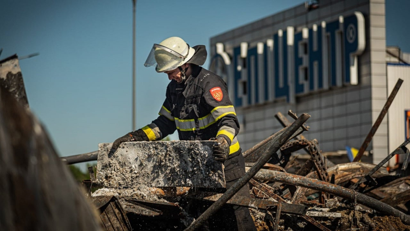 Abschluss der Sucharbeiten in Charkow und Hilfspaket aus Schweden: Nachrichten vom 29. Mai >Nach Angaben des Innenministeriums meldeten sich 16 Angehörige der Vermissten bei der Polizei und stellten biologische Proben zur Untersuchung zur Verfügung. Zur Durchsuchung wurden Hundeführer hinzugezogen — Ein Diensthund fand eine Leiche und ein Fragment.</p>
<p>Bei Angriffen auf einen Bau-Hypermarkt in Charkow wurden 19 Menschen getötet, darunter 12 Männer und sieben Frauen. Unter den Opfern — Ein 17-jähriger Junge und ein 12-jähriges Mädchen. Weitere 54 Menschen wurden verletzt.</p>
<h2>Verlängerung der Frist für die Aktualisierung der Daten im TCC</h2>
<p>Die Werchowna Rada hat einen Gesetzentwurf zur Verlängerung der Frist für die Aktualisierung der Daten für Wehrpflichtige eingereicht 150 Tage im TCC und SP.</p>
<p> < p>Fjodor Venislawski, Mitglied des Ausschusses für nationale Sicherheitsfragen, ist der Ansicht, dass es jetzt noch zu früh sei, um die Unzulänglichkeit von 60 Tagen zur Klärung der Buchhaltungsdaten zu beurteilen.</p>
<p>Seiner Meinung nach ist es schwierig zu sagen, ob die vorgesehene Frist für Die Aktualisierung der Daten wird ausreichen, da seit dem Beitritt aufgrund des neuen Mobilisierungsgesetzes in der Ukraine nur eine Woche vergangen ist.</p>
<h2>Das größte Militärhilfepaket aus Schweden</h2>
<p>Schweden stellt ein neues bereit Militärhilfepaket für die Ukraine im Wert von 13 Milliarden schwedischen Kronen (ca. 1,23 Milliarden US-Dollar), das größte nach einer umfassenden russischen Invasion.</p>
<p>Nach Angaben der schwedischen Regierung umfasst das Hilfspaket das Radaraufklärungs- und Kontrollflugzeug ASC 890, eine fortschrittliche Luft-Luft-Mittelstreckenrakete (RB 99-AMRAAM) für den Einsatz in Flugzeugen und in bodengestützten Luftverteidigungssystemen.< /p> </p>
<p><img decoding=