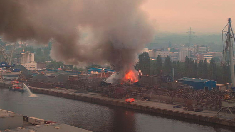 Ein 60 Tonnen schwerer Haufen Schrott ist In Flammen: In Hamburg starkes Feuer, riesige Rauchwolke breitet sich schnell aus“ /></p>
<p>Im Hamburger Hafen bricht ein Großbrand aus/HamburgNews/Höfig</p>
<p _ngcontent-sc90 class=