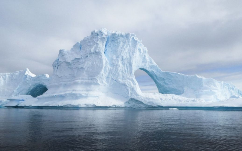 Die Antarktis bricht zusammen : Eine Eis-„Insel“ brach vom weißen Kontinent ab.“ /></p>
<p><strong>Die Ablösung des Eisbergs wurde durch darauf installierte GPS-Geräte aufgezeichnet.</strong></p>
<p>Ein riesiger Eisberg mit einer Fläche von 380 Quadratkilometern, Das heißt, er hat die Größe der größten englischen Isle of Wight und ist in der Antarktisregion abgebrochen, wo sich die britische Antarktis-Halley-Station befindet.</p>
<p>Wie die BBC berichtet, ist dies der dritte Eisblock, der abgebrochen ist hier in den letzten drei Jahren.</p>
<p>Der neue Eisberg war das Ergebnis einer Verwerfung, die sich senkrecht zu einem riesigen Riss bildete, der am 31. Oktober 2016 auf dem Schelf des Brunt-Gletschers entdeckt wurde und den Spitznamen „Halloween-Riss“ erhielt.</p>
<p>Die Trennung des Eisberg wurde von darauf installierten GPS-Geräten aufgezeichnet.</p>
<p>„Da es sich um Einfrequenz-GPS-Geräte handelt, sind sie nicht besonders genau, aber sie sagen einem, wenn etwas Ernstes passiert, und wir haben innerhalb einer Stunde eine Bewegung von mehreren hundert Metern gesehen, was ein gutes Indiz dafür ist, dass der Eisberg gewachsen ist.“ vom Schelfeis gelöst“, bemerkte der Forscher. Oliver Marsh.</p>
<p>Satellitenbilder bestätigen die GPS-Daten und bestätigen, dass der Eisberg auf allen Seiten von Meerwasser umgeben ist.</p>
<p>Dies ist der dritte riesige Eisberg, der vom Brunt-Schelfeis abbricht. Im Jahr 2021 bildete sich auf dem Schelf ein Eisberg von der Größe von Paris (1.300 Quadratkilometer) namens A74, und im Jahr 2023 gab es einen noch größeren Block (1.500 Quadratkilometer) von der Größe Londons, bekannt als A81.</p>
<p >Verluste so großer Eismengen über drei Jahre hinweg beschleunigen das Abrutschen des Brunt-Gletschers ins Meer. Historisch gesehen betrug die aktuelle Geschwindigkeit 400–800 m pro Jahr. Derzeit bewegt es sich mit einer Geschwindigkeit von etwa 1.300 m pro Jahr.</p>
<p>Erinnern Sie sich daran, dass die Ausdehnung des Meereises rund um die Antarktis viele Jahre lang zwischen einem stabilen Sommerminimum und einem Wintermaximum schwankte. Doch im Jahr 2016 änderte sich alles und das Eis begann schnell zu schmelzen. Nun sind sich Wissenschaftler nicht sicher, ob sich die Situation stabilisieren kann.</p>
<h4>Verwandte Themen:</h4>
<p>Weitere Nachrichten</p>
<!-- relpost-thumb-wrapper --><div class=