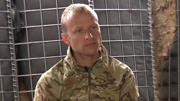 Evakuierte gefallene Soldaten mitten in Minenfeldern: Die Geschichte, wie Alexander Marchuk zum Helden von wurde Ukraine“/></p>
<p>Heute, am 23. Mai, am Tag der Helden der Ukraine, ist es üblich, an die Heldentaten der Ukrainer seit der Zeit der Kiewer Rus, einschließlich anderer historischer Perioden der Ukraine, zu erinnern — die Ära der Kosaken, Haidamaks, Sich-Schützen sowie Unabhängigkeitskämpfer der UPA, OUN und anderer Bewegungen.</p>
<p>An diesem Tag wird auch an Ereignisse erinnert, die näher an der Neuzeit liegen — Die Revolution der Würde, die Helden der Himmlischen Hundert, die Heldentaten der ATO- und JFO-Kämpfer. Besondere Aufmerksamkeit verdienen die Verteidiger und Verteidiger der Ukraine, die nach dem 24. Februar 2022, als Russland offen seine groß angelegte Aggression begann, Heldentum bewiesen.</p>
<p>Ein lebendiges Beispiel für Heldentum unter den Ukrainern ist <strong>Alexander Marchuk< /strong>, der während der Kämpfe in Saporoschje mit einer Gruppe die Leiche eines gefallenen Bruders aufsammelte, und am Ende konnte ich fünf Krieger auf dem Schild aufsammeln.</p>
<p>Jetzt beobachten sie </p>
<p>Für welche Aktionen erhalten ukrainische Verteidiger die höchste staatliche Auszeichnung und wie ist das — Bergen Sie gefallene Kameraden aus vom Feind dicht verminten Feldern. <strong>Der Held der Ukraine, Oberstleutnant des Staatsgrenzdienstes Alexander Marchuk</strong>, sprach darüber in einem exklusiven Interview mit der ICTV Facts-Journalistin Tatyana Nakonechnaya.</p>
<h2>Evakuierung der Leichen gefallener Soldaten</h2>
<p>Im Juli 2023 führten Kämpfer seiner Einheit einen Angriff auf eine der Besatzerstellungen in Richtung Saporoschje durch. Ziel war es, die Gebiete der Ukraine von der feindlichen Besatzung zu befreien.</p>
<p>— Es war ein schwieriger Kampf. Der Feind wusste zu diesem Zeitpunkt bereits, wo wir uns befanden. Der Feind hatte einen großen Vorteil an feindlichen Arbeitskräften. In der Technik, in der Luftfahrt, in der Artillerie, in Mörsern, die den ukrainischen Streitkräften damals nicht ausreichten. Nach dem Versuch, Angriffsoperationen in einzelnen Siedlungen durchzuführen, scheiterten leider einige Kämpfer an dieser Aufgabe. Und trotz der hohen Intensität des feindlichen Feuers konnten wir unsere Helden nicht sofort einsammeln, — sagt Marchuk.</p>
<p>Dann wurde die Entscheidung getroffen, zurückzutreten, und der vielleicht schwierigste Teil dieser Entscheidung war — Verlasse die Körper ihrer Waffenbrüder.</p>
<p>— Und dann habe ich meinen Leuten, den Angriffsgruppen, bereits mein Wort gegeben, dass wir zurückkehren und unsere toten Jungs mitnehmen würden. Danach versuchten wir etwa drei- oder viermal, in getrennten Gruppen in die Dunkelheit zu gehen und die Leichen unserer Helden aufzusammeln, aber der Feind erlaubte es nicht, — fährt der Grenzschutz fort.</p>
<p>Er sagt, der Feind habe gesehen, dass die ukrainischen Verteidiger Operationen zur Evakuierung der Leichen gefallener Soldaten planten. Daher setzte der Feind alle Arten von Waffen, Ausrüstung und Flugzeugen ein, um dies zu verhindern.</p>
<p>— Nach dem zweiten, dritten, vierten Versuch sahen wir, dass es schon sehr schwierig war. Es war Sommer, es war der Monat Juli, die Leichen hatten bereits begonnen zu verwesen, sie wurden schwarz … und es war schwer zuzusehen. Wir haben versucht, versucht, versucht, unsere Jungs mitzunehmen, — sagt er.</p>
<p>Am 3. August, als Alexander Martschuk Geburtstag hatte, erhielt er den Befehl, einen weiteren Versuch zur Evakuierung gefallener Soldaten durchzuführen.</p>
<p>Der Held der Ukraine sagt, dass er dies getan habe um durch feindliche Minenfelder zu gehen</strong>, und die Evakuierungsoperation selbst begann am Nachmittag um 10 Uhr.</p>
<blockquote>
<p>— Ich hatte einen Pionier mit Minensuchgerät, also waren überall Minen. <strong>Ich habe nirgendwo so viele Minen gesehen, die in Richtung Saporoschje lagen. Es gab zwei, drei, vier Minen pro Quadratmeter. Stolperdrähte, Antipersonenminen, viele Granaten, die nicht explodierten und sich in einem gefährlichen Notfallzustand befanden, es war schwierig, sich ihnen zu nähern. Und der Minensucher löste buchstäblich jeden Zentimeter aus, — sagt Marchuk.</p>
</blockquote>
<p>Er sagt, dass es keine Zeit gab, sich im freien Gelände aufzuhalten, und so wurde beschlossen, auf einen Minensucher zu verzichten und visuell zu beobachten, da es möglicherweise keine weitere Chance gegeben hätte, näher an die toten Brüder heranzukommen.</p>
<p> < p>— Wir erreichten unseren ersten Helden, sein Rufzeichen war Atom. Er befand sich bereits in einem solchen Zustand, als er bereits einen Monat lang dem Regen und der Hitze der Sonne ausgesetzt war. da war fast nichts mehr übrig. Es war schwierig, denn sofort begann die Vergiftung durch Leichengase, mein Kopf begann sich zu drehen und ich musste mich übergeben. Wir wussten, dass wir den Job machen und unseren Mann holen mussten. <strong>Als wir den Körper drei Tage lang beobachteten, stellten wir fest, dass der Körper seine Position verändert hatte. Das heißt, er lag dort zuerst auf der rechten Seite und dann lag er auf der linken Seite. Wir kamen zu dem Schluss, dass die Leiche vermint war</strong>— erinnert sich der Oberstleutnant des staatlichen Grenzschutzdienstes.</p>
<p>Als es ihnen gelang, an die Leiche zu gelangen, packten die Militärs die Leiche ihres Bruders und sie selbst zogen sich in sichere Entfernung zurück, um ihn wegzuziehen.< /p> </p>
<p>— Als sie näher kamen, war es tatsächlich ein sehr schwieriges Bild, da es fast keine Leiche gab. Es gab viele Maden und wir begannen, Leichenfragmente zu verladen. Das Körpergewicht war wahrscheinlich doppelt so hoch wie das, was er zu Lebzeiten tatsächlich wog. Nur ein Stein. Und die Lufttemperatur lag wahrscheinlich bei über vierzig Grad, — sagt er.</p>
<p>Die Kämpfer waren in voller Ausrüstung, daher war es gefährlich, die Leiche über das Minenfeld zu tragen. Auf dem Rückweg wurden die sichtbaren Minen mit Tritten und Stöcken weggeworfen — nicht explodierte Minen. Einige bewegten sich auseinander, um den Körper hindurchzulassen.</p>
<p>— Die Evakuierung dauerte etwa vierzig Minuten; mit Gottes Hilfe trugen wir ihn zum Auto und luden ihn ein. Es war keine Zeit mehr. Es dauerte im wahrsten Sinne des Wortes noch etwa fünf Minuten, und das ist alles, denn der Feind hatte bereits das Feuer eröffnet, — Er erinnert sich.</p>
<h2>Es wird keine andere Gelegenheit geben: wie er die Leiche eines Soldaten einer benachbarten Einheit mitnahm</h2>
<p>Danach wandte sich eine benachbarte Gruppe der Verteidigungskräfte an Marchuks Einheit und fragte, ob er noch einen Kilometer von seinem Standort weg durch Minenfelder laufen könne, um einen anderen Helden aufzusammeln, der am 3. Juli bei einem Angriff auf einen Panzer ebenfalls eine Mine in die Luft jagte .</p>
<p>— Sein Körper blieb demnach im Tank. Da keine Zeit mehr war, musste ich die Entscheidung direkt treffen, — Marchuk erinnert sich.</p>
<p>Er sagt, dass er in diesem Moment erkannte, dass eine solche Möglichkeit nicht mehr bestehen würde, und deshalb beschloss, selbst zur Leiche zu rennen</strong>. Und<strong>um sein Gewicht zu reduzieren, legte er seine Waffe und alle seine Schutzelemente ab: Helm, Körperschutz, Sturmrucksack</strong>.</p>
<p>— Das heißt, ich hatte gerade einen Radiosender. Ich hatte die Nettle-Software auf meinem Tablet, sodass ich die Leiche einfach finden konnte, weil ich noch nie in dieser Gegend gewesen war. Dementsprechend bin ich gerannt. Das sind ungefähr 1,2 km in eine Richtung durch Minenfelder entlang dieser Stolperdrähte. Ich bin einfach gerannt und habe gebetet, dass nicht etwas explodieren würde. Und selbst wenn es explodieren würde, sagte ich mir, dass es besser wäre, wenn mein linkes Bein explodierte, damit ich auf mein rechtes Bein springen könnte, — sagt er und lacht.</p>
<p><img decoding=