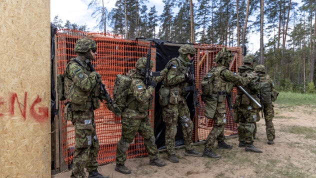 Estland erwägt „ernsthaft“ die Entsendung seiner Truppen in die Westukraine: Was bekannt ist“/>< /p> </p>
<p>Die estnische Regierung meint es „ernst“. diskutiert die Möglichkeit, Truppen für logistische Zwecke in die Westukraine zu schicken.</p>
<p>Die estnische Präsidentenberaterin für nationale Sicherheit <strong>Madis Roll erklärte dies in einem Interview mit Breaking Defense.</strong></p>
<p> < h2> Estland erwägt die Entsendung von Truppen in die Ukraine</h2>
<p>Ihm zufolge würde dies dazu beitragen, die ukrainischen Truppen auf den Kampf an der Front umzulenken.</p>
<p>Sie prüfen derzeit </p>
<p>Roll stellte fest, dass die estnische Regierung dies tut Derzeit wird diese Option geprüft, obwohl Tallinn solche Aktionen lieber im Rahmen einer NATO-Mission durchführen würde. Er schließt auch nicht aus, dass das Land als Teil einer kleineren Koalition agieren wird.</p>
<blockquote>
<p>— Die Diskussionen dauern an. Wir müssen alle Möglichkeiten in Betracht ziehen. Wir sollten uns nicht auf das beschränken, was wir tun können, — Roll betonte.</p>
</blockquote>
<p>Er betonte auch, dass es möglich sei, dass NATO-Länder, die sich einem solchen Schritt widersetzen, „im Laufe der Zeit“ ihre Meinung ändern würden.</p>
<p> < p> Rolls Kommentare kamen, nachdem der Chef der estnischen Verteidigungskräfte, General Martin Herem, gegenüber Breaking Defense erklärt hatte, dass die Armee vor einigen Monaten die Frage der Entsendung von Truppen in die Westukraine diskutiert habe, um Aufgaben wie medizinische Versorgung, Logistik oder Luftverteidigung einiger Westukraine zu übernehmen Städte.</p>
<p>Anfang Mai kündigte der französische Präsident Emmanuel Macron die Möglichkeit an, westliche Truppen in die Ukraine zu schicken. Er nannte, unter welchen Bedingungen dies passieren kann.</p>
</p></p>
<!-- relpost-thumb-wrapper --><div class=