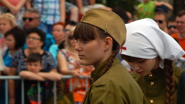 In Berlin wurden am 9. Mai Symbole der Russischen Föderation verboten, und in Estland - öffentliche Versammlungen von Russen“/></p>
<p>Deutschland hat die Verwendung russischer Flaggen, Militäruniformen oder Plakate mit V, Z oder anderen Symbolen, die die russische Aggression gegen die Ukraine verherrlichen könnten, während der Veranstaltungen am 9. Mai in Berlin verboten.</p>
<p> Im Gegenzug verbot die estnische Polizei am 9. Mai öffentliche Versammlungen mit ähnlichen Symbolen. Auch in dem baltischen Land wird es verboten, Worte zu äußern, die Russlands Kriegsverbrechen in der Ukraine unterstützen.</p>
<p>Das berichten die deutsche Publikation DW und der estnische Sender ERR.</p>
<p>Jetzt gucken </p>
<h2 >Verbot der Verherrlichung des russischen Krieges in Berlin< /h2> </p>
<p>Für den 8. und 9. Mai sind in der deutschen Hauptstadt zahlreiche Veranstaltungen rund um das Ende des Zweiten Weltkriegs in Europa geplant. Es wird erwartet, dass in Berlin mehrere Zeremonien mit Blumenniederlegungen an den Gedenkstätten der UdSSR im Treptauer Park und Tiergarten stattfinden.</p>
<p>Darüber hinaus wird es Kundgebungen am Brandenburger Tor und im Regierungsviertel geben.< /p> </p>
<p>Wie in den Vorjahren haben die deutschen Behörden auch in diesem Jahr Flaggen des Aggressorstaates, Banner mit den Buchstaben V, Z oder anderen Symbolen verboten, die die russische Großinvasion in der Ukraine verherrlichen könnten. Darüber hinaus sind russische Militäruniformen, Militärmärsche und Lieder verboten.</p>
<p>Bemerkenswert ist, dass die Unterstützer der Ukraine ihre Demonstration im Regierungsviertel angekündigt haben, bei der sie die russischen Besatzer zum Abzug aus der Ukraine auffordern .</p >
<p>Bereits am Donnerstag, dem 9. Mai, plant eine Gruppe pro-russischer Biker, die Nachtwölfe, eine Aktion in Berlin.</p>
<h2>Verbote am 9. Mai in Estland< /h2> </p>
<p>Im Gegenzug wird die estnische Polizei öffentliche Versammlungen nicht registrieren, wenn Grund zu der Annahme besteht, dass bei der Versammlung die Symbole des Aggressorstaates zur Schau gestellt werden und Feindseligkeit schüren wird.</p>
<p>Nach Angaben des Polizeichefs von Narva Abteilung Indrek Pyvi, wie in den Vorjahren , Am 9. Mai wird die Polizei die öffentliche Ordnung aufrechterhalten, um Verstöße zu verhindern.</p>
<blockquote>
<p>— Die Polizei verbietet nicht, das Andenken an die Toten zu würdigen, aber die Unterstützung von Aggressionen ist verboten. Daher sind öffentliche Versammlungen verboten: Prozessionen und andere Versammlungen von Menschen, die verbotene Symbole verwenden oder ihre Unterstützung für Kriegsverbrechen Russlands zum Ausdruck bringen, — sagte Puvis.</p>
</blockquote>
<p>Die Polizei registriert solche öffentlichen Versammlungen nicht, da sie zu schweren Straftaten und Konflikten führen können. Auf dem Gebiet der Präfekturen Nõhjas und Idas, wo in den vergangenen Jahren ähnliche Treffen stattfanden, wurde auf Anordnung des Präfekten ein zusätzliches Verbot öffentlicher Versammlungen eingeführt.</p>
<p>— „Öffentliche Versammlungen, die zu Hass schüren, sind verboten, und wir erinnern die Menschen daran, damit es nicht zu spontanen Versammlungen und damit verbundenen Verstößen kommt“, sagte er. bemerkte Puvis.</p>
<p>In der Nähe des Militärfriedhofs in Tallinn wird es eine interaktive Polizeipräsenz geben. Das Parken vor dem Friedhof in Tallinn wird am 9. Mai geschlossen.</p>
<p>Von 6 Uhr morgens bis Mitternacht ist das Anhalten und Parken in der Nähe des Friedhofs in der Filtre-Straße verboten.</p>
<p >In Narva in der Altstadt und an der Promenade gilt ebenfalls ein Parkverbot und der Fahrzeugverkehr wird eingeschränkt. Die Menschen werden gebeten, auf Schilder zu achten und den Anweisungen der Polizei zu folgen.</p>
</p></p>
<!-- relpost-thumb-wrapper --><div class=