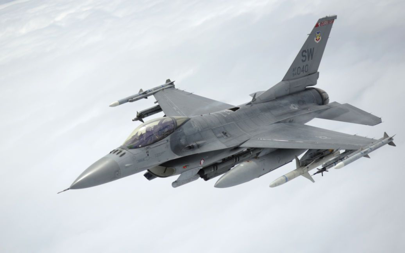 Belgien wird 30 F-16-Kampfflugzeuge in die Ukraine verlegen: Termine bekannt gegeben“ /></p>
<p><strong>Die Verpflichtung wird in einer Vereinbarung über Sicherheitsgarantien formalisiert.</strong></p>
<p>Belgien wird bis 2028 30 moderne Kampfflugzeuge <strong>F-16</strong> in die Ukraine transferieren. Die ersten Flugzeuge sollen jedoch bereits im Jahr 2024 verschickt werden.</p>
<p>Dies erklärte die belgische Außenministerin Aja Lyabib in einem Kommentar gegenüber RTL.</p>
<p>Ihrer Meinung nach ist die Die ersten Kampfflugzeuge sollten „bis Ende des Jahres“ in die Ukraine geliefert werden. Der Diplomat hat jedoch nicht angegeben, um wie viele Schiffe es sich handelt.</p>
<p>Lyabib betonte, dass die Verpflichtungen für die Übergabe der F-16 in einem Abkommen formalisiert werden, das während des Besuchs der Ukrainer unterzeichnet wird Präsident Wladimir Selenskyj reist am 28. Mai nach Belgien. Darüber hinaus wird Brüssel aus seinen Reserven auch Munition für die Ausrüstung von für die Ukraine bestimmten F-16-Flugzeugen beziehen.</p>
<p>Laut Lyabib ist die Unterstützung der Ukraine notwendig, um den russischen Diktator Wladimir Putin aufzuhalten, der beschlossen hat, „die zurückzudrängen Grenzen europäischer Länder.“ </p>
<p>Wie berichtet, gab die Tschechische Republik bekannt, <strong>wann die Lieferungen von Granaten an die Ukraine beginnen werden</strong>. Prag konzentriert sich derzeit auf die Umsetzung der abgeschlossenen und bezahlten Vereinbarungen.</p>
<h4>Verwandte Themen:</h4>
<p>Weitere News</p>
<!-- relpost-thumb-wrapper --><div class=