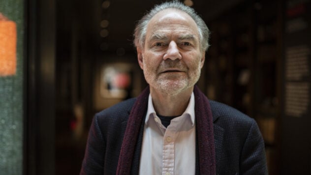 Im Westen versteht nicht jeder, dass wir in eine neue Periode der Geschichte eingetreten sind: Timothy Ash über den Krieg“ /></p>
<p>Der britische Historiker <strong>Timothy Garton Ash</strong> glaubt, dass viele im Westen immer noch nicht verstehen, dass wir in eine neue Periode der Geschichte eingetreten sind.</p>
<p> < p>Darüber sagte er während seiner Rede beim Lemberger Medienforum am Samstag, 18. Mai.</p>
<h2>Der Krieg in der Ukraine: Was der Westen nicht versteht</h2>
<p>– Ich bin sehr froh in die Ukraine zurückkehren. Dies ist mein fünfter Besuch seit Beginn der umfassenden Invasion (Russland, —<strong>Ed.</strong>). Was mein Buch betrifft — Es beginnt mit einem großen Krieg in Europa und endet mit einem großen Krieg in Europa.</p>
<p>Jetzt ansehen </p>
<p>Ich bin mir nicht sicher, ob die Ukraine immer noch nichts von ihren Partnern im Westen versteht. Ich habe den Eindruck, dass sie diejenigen sind, die etwas nicht verstehen. Viele im Westen verstehen immer noch nicht, dass wir in eine neue Periode eingetreten sind (Geschichte, — <strong>Ed.</strong>), — sagte der Historiker.</p>
<p>Er stellte fest, dass die Nachkriegszeit vorbei sei. Seiner Meinung nach ist in der Politik, wie auch in Romanen, der Anfang sehr wichtig.</p>
<blockquote>
<p>— Was Sie am Anfang tun, ist viel wichtiger als das, was Sie beispielsweise in 27 Jahren tun. Erinnern Sie sich an die ersten 5 Jahre nach 1945 — Sie skizzierten die internationalen Regeln für das nächste halbe Jahrhundert. Deshalb ist das, was wir in dieser Zeit tun — äußerst wichtig, — sagte er.</p>
</blockquote>
<p>Laut Timothy Harton Ash versteht die Hälfte der ukrainischen Partner im Westen nicht, was gewonnen werden muss.</p>
<p>— Zu viele unserer Führer, darunter die Biden-Regierung in den USA und die Scholz-Regierung in Deutschland, vertreten immer noch den Standpunkt: Wir wollen nicht, dass Russland gewinnt und die Ukraine verliert. Aber sie sagen nicht klar: Die Ukraine muss gewinnen.</p>
<p>Er erinnerte sich auch an ein Treffen mit dem Premierminister eines der europäischen Länder und verglich die Situation mit einer Fußballmannschaft, die das Spielfeld betritt.</p >
<blockquote>
<p >— Neulich fragte mich jemand, eigentlich war es der Premierminister eines kleinen europäischen Landes: „Ich verstehe nicht, was das bedeutet.“ Was bedeutet es, wenn wir sagen: „Verlieren Sie nicht“. Und ich sagte ihm: Nicht verlieren heißt verlieren. Ich kenne keine Fußballmannschaft, die mit dem Ziel aufs Spielfeld geht, nicht zu verlieren. Ich denke, das ist eines der grundlegenden Dinge, die sich ändern müssen, — sagte er.</p>
</blockquote>
<p>Übrigens wurde kürzlich bekannt, dass Timothy Garton Ash den prestigeträchtigen Preis von 50.000 kanadischen Dollar, den er für sein Buch erhalten hatte, für die Bedürfnisse des ukrainischen Militärs gespendet hat. Bei der betreffenden Auszeichnung handelt es sich um den Gewinn des prestigeträchtigen Lionel-Gelber-Literaturpreises 2024 für <strong>Homelands: A Personal History of Europe</strong></p>
</p></p>
<!-- relpost-thumb-wrapper --><div class=