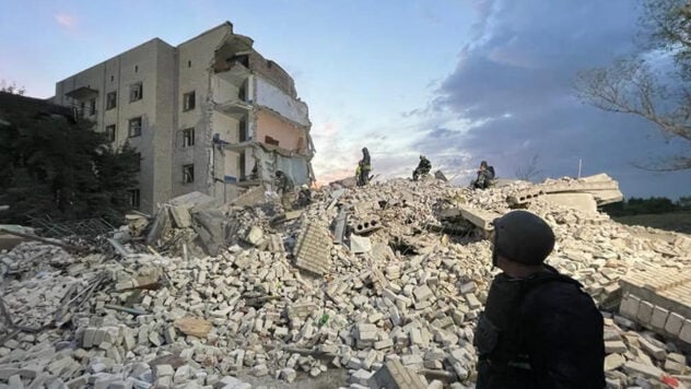 Sie werden nicht über ihre Köpfe springen: Die Streitkräfte der Ukraine haben gesagt, ob Russland es tun wird in der Lage, Chasov Jar vor dem 9. Mai zu erobern. /></p>
<p>Die Russen werden die Stadt Chasov Yar, Bezirk Bachmut, Gebiet Donezk, erst am 9. Mai erobern können.</p>
<p>Oleg Kalaschnikow, ein Offizier des Pressedienstes der 26. Artillerie-Brigade, benannt nach Roman Daschkewitsch, sagte dies in der Sendung von Unified News.</p>
<h2>Die Russen werden Chasov Yar erst am 9. Mai einnehmen können</h2 >
<p>Ihm zufolge können die Besatzer nicht über ihre Köpfe hinausspringen, da sie bereits alle möglichen Ressourcen in diese Richtung gelenkt haben &# 8212; Sie werfen alles, was sie können. Sie tun dies, um eine Schwachstelle in unserer Verteidigung zu finden und durchzuschlagen.</p>
<p>Jetzt beobachten sie </p>
<p>— Mehr werden sie nicht schaffen. Doch bis zu ihrem nächsten heiligen Date wird es ihnen überhaupt nicht gelingen. Die Russen müssten sich erneut einen neuen Termin ausdenken und die Frist verschieben, damit ihre Wählerschaft etwas erwartet, fügte der Pressesprecher hinzu.</p>
<p>Er sagte auch, dass der Feind mit Infanterie angreife, in getrennten Gruppen. versuchen, Panzer und gepanzerte Kampffahrzeuge anzulocken.</p>
<h2>Chasov Yar auf der Karte</h2>
<p>Laut Deep State steht die Stadt Chasov Yar nicht unter der Kontrolle der Besatzungstruppen. Die Russen wollen ihn gefangen nehmen, denn er eröffnet ihnen dann den Weg zum Angriff auf Druschkowka und Konstantinowka.</p>
<p><img decoding=