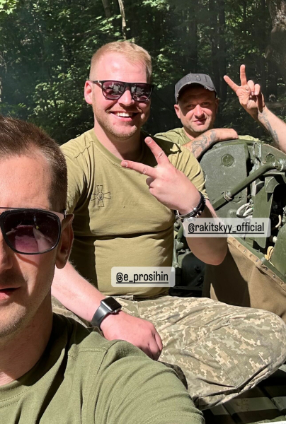 Rakitsky besuchte die Stellungen der ukrainischen Streitkräfte, brachte FPV-Drohnen mit und fuhr einen Panzer