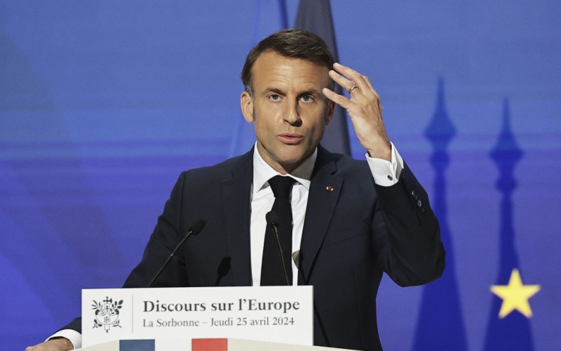 "Europa kann sterben“: Macron begründete seine lautstarke Aussage. /></p>
<p><strong>Laut Macron hat Europa „viel weniger in seine Verteidigung und Sicherheit investiert als die Vereinigten Staaten oder China.“</strong>< strong> /p></p>
<p>Der französische Präsident Emmanuel Macron erklärte, dass er, als er sagte, dass „Europa sterben kann“, alle Bedrohungen meinte, von militärischer bis hin zu geoplastischer Bedrohung.</p>
<p>Er sprach darüber in einem Interview mit The Ökonom.</p>
<p>„Erstens, weil wir ein militärisches und geopolitisches Risiko haben, ein Sicherheitsrisiko. Europa ist nicht die sicherste Region der Welt, auch wenn der Kontinent über ein Militärmodell verfügt, das mittlerweile stark, umfassend und umfassend ist.“ Wenn wir jedoch Europa als Ganzes betrachten, sehen wir, dass es viel weniger in seine Verteidigung und Sicherheit investiert hat als die Vereinigten Staaten oder China und dass es sich in einem globalen Umfeld befindet, in dem die „Die Ausbreitung von Kriegen kehrt zurück.“ </p>
<p>„All dies bedeutet, dass Europa sich berechtigterweise die Frage seiner militärischen Verteidigung stellen muss.“ Tatsächlich muss es sich darauf vorbereiten, dass es nicht mehr den gleichen Schutz durch die Vereinigten Staaten von Amerika genießen wird, wie ich bereits 2019 in Ihren Kolumnen sagte. Wir müssen bereit sein, uns selbst zu schützen“, betonte der französische Präsident.</p>
<p>Erinnern Sie sich daran, dass der französische Staatschef Emmanuel Macron am 25. April während einer Rede an der Sorbonne sagte, dass den europäischen Ländern „große Risiken“ bevorstehen könnten die kommenden Jahre.< /p> </p>
<h4>Verwandte Themen:</h4>
<p>Weitere Neuigkeiten</p>
<!-- relpost-thumb-wrapper --><div class=