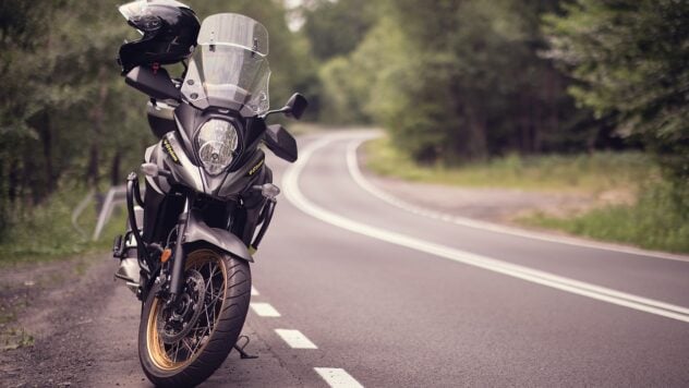 Wie hoch ist das Bußgeld für das Fahren ohne Führerschein auf einem Motorrad im Jahr 2024?“ /></p>
<p> < p>Straßen sind ein gefährlicher Ort, insbesondere für Motorradfahrer. Mangelnder Schutz, schlechte Sicht und Instabilität machen sie bei einem Unfall anfälliger für schwere oder tödliche Verletzungen. Deshalb ist die Einhaltung der Verkehrsregeln (Verkehrsregeln) für Motorradfahrer äußerst wichtig.  </p>
<p>Verkehrsregeln werden geschaffen, um die Straßen für alle Verkehrsteilnehmer, einschließlich Motorradfahrer, sicher zu machen. Durch die Einhaltung der Verkehrsregeln verringert der Fahrer das Risiko eines Unfalls. Verkehrsregeln tragen dazu bei, den Verkehr auf den Straßen zu regulieren und ihn klarer und vorhersehbarer zu machen. Dies reduziert Staus und andere verkehrsbedingte Probleme.  </p>
<p>Leider gehen Motorradfahrer bei einem Unfall ein viel höheres Risiko ein als Autofahrer. Dies ist auf den fehlenden Schutz zurückzuführen, da Motorradfahrer nicht das gleiche Schutzniveau genießen wie Autofahrer. Im Falle eines Unfalls drohen ihnen weitaus schwerere Verletzungen oder der Tod.  </p>
<p>Jetzt schauen Sie sich </p>
<h2>Wie hoch ist das Bußgeld für das Fahren eines Motorrads ohne Führerschein im Jahr 2024?</h2>
<p>Motorräder sind kleiner als Autos und daher für andere Verkehrsteilnehmer schlechter zu erkennen. Dies führt zu Unfällen, auch wenn der Motorradfahrer nicht gegen die Verkehrsregeln verstößt.  </p>
<p>Motorradfahrer müssen sich wie Autofahrer an die Verkehrsregeln halten. Sie haften außerdem bei Unfällen verwaltungs- und strafrechtlich und müssen für das Fahren eines Motorrads ohne Führerschein eine Geldstrafe zahlen. Kürzlich wurde die Haftung für das Führen eines Fahrzeugs ohne Papiere überarbeitet. Die Höhe der Geldbußen ist in Artikel 126 des Gesetzes über Ordnungswidrigkeiten der Ukraine angegeben.</p>
<h2>Höhe der Geldstrafen für Fahren ohne Führerschein</h2>
<p>Motorräder sind instabiler als Autos und neigen daher bei einem Unfall zum Überschlagen.   </p>
<p>Wie hoch ist die Geldstrafe für das Fahren eines Motorrads ohne Führerschein in der Ukraine: </p>
<ul>
<li>Ein Motorradfahrer, der keinen Führerschein hat, muss eine Geldstrafe von 425 UAH zahlen. Ein solcher Betrag wird jedoch zugewiesen, wenn der Fahrer einen Führerschein besitzt, diesen aber nicht auf der Fahrt mitgenommen hat.  </li>
<li>Wenn eine Person überhaupt keine Rechte hat, muss sie 3.400 UAH zahlen, was 200 steuerfreien Mindestbeträgen entspricht.</li>
<li>Wenn einem Motorradfahrer seine Rechte entzogen wurden alles, dann muss er 20.400 UAH bezahlen.  </li>
</ul>
<p>Das heißt, die Bußgelder für Motorradfahrer sind genauso streng wie für Autofahrer, da sie auch Verkehrsteilnehmer sind und zu Notsituationen auf den Straßen führen können.  </p>
<p>Denken Sie daran, dass sich die Geldstrafen bei wiederholten Verstößen erhöhen. Dem Fahrer kann auch der Führerschein entzogen oder das Fahrzeug beschlagnahmt werden. Gefährden Sie nicht Ihre Gesundheit und die Gesundheit anderer Verkehrsteilnehmer. </p>
</p></p>
<!-- relpost-thumb-wrapper --><div class=