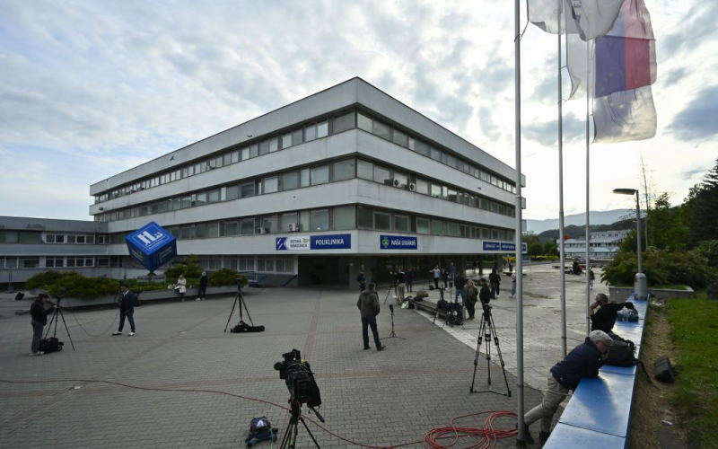 Fico machte seine ersten Aussagen nach dem Attentatsversuch“ /></p>
<p><strong>Der gewählte slowakische Präsident Peter Pellegrini berichtete über sein Gespräch mit dem verwundeten slowakischen Premierminister.</strong></p>
<p>Der slowakische Premierminister Robert Fico erinnert sich an alles das geschah während des Attentats auf ihn. Nachdem er verwundet und ins Krankenhaus gebracht worden war, war er bei Bewusstsein.</p>
<p>Dies gab der gewählte Präsident des Landes und Verbündete des slowakischen Premierministers Peter Pellegrini im Fernsehsender TA3 bekannt.</p>
<p> < p>Pellegrini, der seine politische Karriere bei Fico begann, besuchte den Regierungschef im Krankenhaus in Banska Bystrica, wo er sich von einer Verletzung erholt, und konnte einige Minuten mit ihm sprechen.</p>
<p>“ Der Premierminister erinnert sich, was passiert ist. Er war überrascht, wie schnell alles ging“, sagte der designierte Präsident.</p>
<p>Obwohl sich Fico weiterhin in einem ernsten Zustand befindet, ist er stabil, bei Bewusstsein und kommunikationsfähig.</p>
<p>Pellegrini bemerkte, dass er nur wenige Minuten mit Fico sprechen konnte, da der Premierminister sehr müde war und unter dem Einfluss von Medikamenten stand.</p>
<p>Ihm zufolge war der verwundete Politiker die ganze Zeit über bei Bewusstsein Vor der Operation wurden ihm Beruhigungsmittel verabreicht.</p>
<p>„Er erinnert sich an alles: dass ihm Erste Hilfe geleistet wurde, die von Gandlova mit dem Hubschrauber nach Banska Bystrica transportiert wurde, dass er von Notfallteams behandelt und versorgt wurde.“ ein Beruhigungsmittel im Operationssaal. Zu diesem Zeitpunkt war er bei Bewusstsein“, sagte Pellegrini.</p>
<p>Ihm zufolge überlebte Robert Fico das Attentat auf wundersame Weise.</p>
<p>„Wenn die Kugeln ein paar Zentimeter näher an anderen Lebenswichtigen getroffen hätten.“ Organe, wir hätten nur ein paar Minuten mit ihm reden dürfen, weil sein Gesundheitszustand wirklich Schweigen erfordert“, sagte Pellegrini.</p>
<p>Erinnern Sie sich daran, dass der ungarische Ministerpräsident Viktor Orban sagte am Freitag, dass sein slowakischer Kollege Robert Fico nach einem Attentat auf ihn „zwischen Leben und Tod“ stehe.</p>
<h4>Verwandte Themen:</h4>
<p>Weitere Nachrichten</p>
<!-- relpost-thumb-wrapper --><div class=