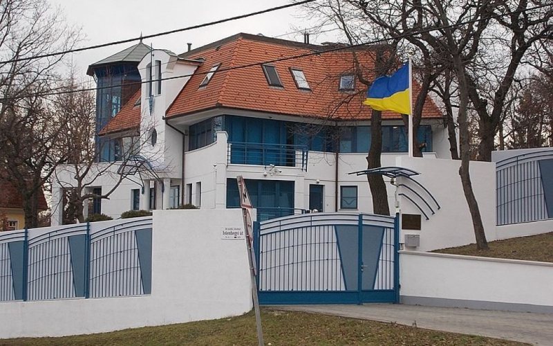 Tod eines Ukrainers in Ungarn: Das Außenministerium hat die Einzelheiten mitgeteilt. /></p>
<p><strong>Ein Bürger Kasachstans, der der Begehung einer Straftat verdächtigt wird, wurde festgenommen, Ermittlungen laufen.</strong></p>
<p >Ein 1975 geborener Bürger in Budapest, Ukraine, starb an den Folgen einer Messerwunde. Sein Tod war die Folge eines Streits, der in einem Wohnheim für Arbeiter einer Spedition ausbrach.</p>
<p> Dies berichtete der Pressedienst des Außenministeriums der Ukraine in einem Kommentar zur Europäischen Prawda.</p>
<p> < p>Nach Angaben der ukrainischen Botschaft in Ungarn ereignete sich der Vorfall als Folge eines Streits in einem Wohnheim Arbeiter einer Spedition. Ein kasachischer Staatsbürger, der einer Straftat verdächtigt wird, wurde festgenommen und die Ermittlungen laufen.</p>
<p>„Die Botschaft nimmt Kontakt zu den Angehörigen des Verstorbenen auf und steht in ständigem Kontakt mit den Ermittlungsbehörden Ungarns“, sagte der Der Pressedienst des Außenministeriums berichtete.</p>
<p> < p>Wir erinnern daran, dass die Budapester Polizei am 1. Mai einen Bericht über einen Kampf zwischen zwei Männern erhielt, von denen einer blutete. Nach vorläufigen Angaben fügte ein 44-jähriger Mann kasachischer Nationalität nach einem Streit und einer Schlägerei in dem Haus einem 48-jährigen Ukrainer mehrere Stichwunden zu. Der Mann wurde so schwer verletzt, dass er noch an Ort und Stelle starb.</p>
<p>Ungarische Strafverfolgungsbehörden eröffneten ein Strafverfahren wegen Mordverdachts. Die Budapester Polizei nahm den Angreifer an Ort und Stelle fest und er wird vor Gericht gestellt. Es ist nicht bekannt, was den Konflikt verursacht hat.</p>
<p>Laut ungarischen Medien waren beide Männer LKW-Fahrer und entspannten sich am Tag der Tragödie auf dem Gelände einer Spedition. </p>
<h4>Verwandte Themen:</h4>
<p>Weitere Neuigkeiten</p>
<!-- relpost-thumb-wrapper --><div class=