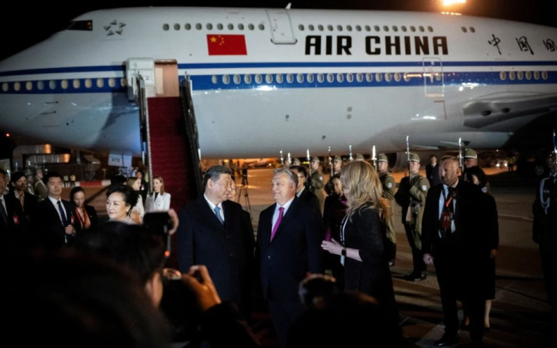 Der Kopf des Volkes Die Republik China kam zu einem Besuch in Ungarn an“ /></p>
<p><strong>Premier Orban kam, um den Gast persönlich am Budapester Flughafen zu begrüßen.</strong></p>
<p><strong>Chinesisch </strong>Führer Xi Jinping traf am Abend des 9. Mai zu einem Besuch in Ungarn im Rahmen seiner Europareise ein.</p>
<p>Dies berichtet <strong>CGTN</strong>.< /p> </p>
<p>Aus der Nachricht geht hervor, dass der Premierminister des Landes, Viktor Orban, mit seiner Frau gekommen ist, um den Gast persönlich am Budapester Flughafen zu begrüßen.</p>
<p>Dies ist der erste Staatsbesuch des Oberhauptes der Volksrepublik von China nach Ungarn, die am Jahrestag der Aufnahme diplomatischer Beziehungen zwischen den beiden Ländern stattfindet.</p>
<p>Der ungarische Parlamentsabgeordnete Gergely Gulyas sagte, dass Orban bestrebt sei, die Wirtschaftsbeziehungen mit China, insbesondere mit dem Land, zu stärken Teilnahme an der „Belt and Road“-Initiative sowie an Eisenbahnmodernisierungsprojekten und der Finanzierung einer neuen Ölpipeline, die Serbien mit Serbien verbindet. .</p>
<p>Wir erinnern uns daran, dass zuvor berichtet wurde, dass <strong>Macron sagte, China habe sich verpflichtet, keine Waffen an Russland zu verkaufen</strong>.</p>
<p>Darüber hinaus haben wir zuvor berichtet dass <strong>der litauische Präsident eine unerwartete Erklärung zu China abgegeben hat</strong>.</p>
<h4>Verwandte Themen:</h4>
<p>Weitere Nachrichten</p>
<!-- relpost-thumb-wrapper --><div class=