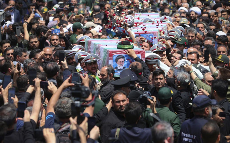 Iran : wie Präsident Ibrahim Raisi, der bei einem Flugzeugabsturz ums Leben kam, begraben wurde“ /></p>
<p><strong>Mehr als 3 Millionen Bürger nahmen an der Trauerfeier des Präsidenten teil.</strong></p >
<p>Präsident bei einem Flugzeugabsturz getötet<strong >Iran</strong>Ibrahim Raisi wurde in seiner Heimatstadt Mashhad begraben.</p>
<p>AP berichtet dies.</p>
<p>In Mashhad, wo Raisi wurde beerdigt, am Vortag wurden große Fotos des verstorbenen iranischen Führers sowie islamische religiöse Symbole aufgehängt.</p>
<p>Es ist zu beachten, dass Teheran russische Beamte nicht zum Abschied vom iranischen Präsidenten Ibrahim Raisi eingeladen hat.< /p></p>
<p><img decoding=