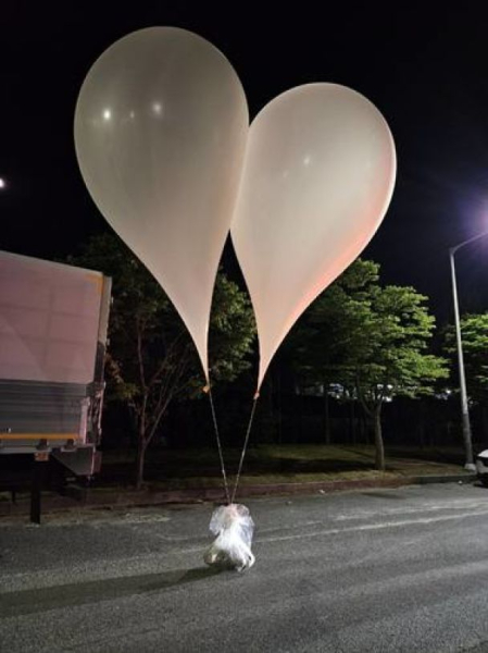  Nordkorea hat Südkorea mit Ballons angegriffen, die Müll und Fäkalien enthielten – Foto“ /></p>
<p>Das Militär sagte außerdem, dass die Verantwortung für den durch die Ballons verursachten Schaden ausschließlich bei Nordkorea liege und dass der Norden gewarnt worden sei über die Notwendigkeit, „diese unmenschlichen und abscheulichen Aktionen zu stoppen.“</p>
<p>Laut der Washington Post hatte die DVRK bereits am 26. Mai erklärt, sie werde „Auge um Auge“ Maßnahmen ergreifen und „haufenweise Abfall“ verstreuen Papier und Schmutz“ über die Grenze.</p>
<p>„[Südkorea] wird direkt erleben, wie viel Aufwand es erfordert, sie zu beseitigen. Wenn unsere nationale Souveränität, Sicherheit und Interessen verletzt werden, werden wir sofort Maßnahmen ergreifen“, sagte Nordkorea.</p>
<p>Südkoreanische Aktivisten, Darunter auch Überläufer aus der DVRK, die seit vielen Jahren Ballons nach Nordkorea schicken. So gab eine Gruppe von Aktivisten im Jahr 2022 an, eine Million Propagandapostkarten mit Luftballons verschickt zu haben, obwohl das Gesetz solche Aktionen unter Strafe stellt.</p>
<p>Das Fazit ist, dass Südkorea im Jahr 2020 ein Gesetz verabschiedet hat, demzufolge Versenden von Werbung Das Mitbringen von Broschüren und Wertgegenständen in den Norden ohne staatliche Genehmigung wird mit bis zu drei Jahren Gefängnis bestraft. Im Jahr 2023 hob das Verfassungsgericht dieses Gesetz jedoch auf.</p>
<p>Es wird darauf hingewiesen, dass im Jahr 2016 aus Nordkorea ausgesandte Ballons ein Auto und das Dach eines Hauses beschädigten.</p>
<p>Erinnern Sie sich daran <strong>Das Europäische Parlament führte Durchsuchungen aufgrund russischer Spuren durch.</strong></p>
<h4>Ähnliche Themen:</h4>
<p>Weitere Nachrichten</p>
<!-- relpost-thumb-wrapper --><div class=