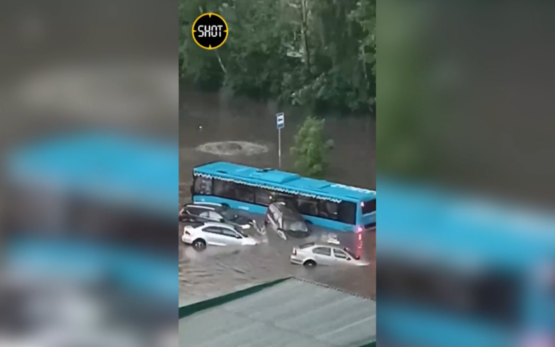 Moskau Überflutet: Autos ertrinken im Wasser auf den Straßen (Video)“ /></p>
<p><strong>Die russische Hauptstadt kann den Wasserfluss auf den Straßen nicht bewältigen, nachdem ein Regenschauer die Stadt überschwemmt hat.</strong ></p>
<p>Am Freitag, den 31. Mai, wurde ein Teil Moskaus nach einem heftigen Regenguss überschwemmt.</p>
<p>Ein passendes Video wurde vom Sender Shot Telegram veröffentlicht.</p>
<p>Das In der Nachricht heißt es, dass im Norden der russischen Hauptstadt Autos auf den Straßen und in Innenhöfen verkehrten, Häuser unter Wasser standen und Bäume durch Hurrikanwinde umgeworfen wurden. Regenwasser überschwemmte auch einige Tiefgaragen.</p>
<p>Die Moskauer Versorgungsbetriebe haben noch keine Opfer infolge der Überschwemmung gemeldet.</p>
<p>Zumindest ein Fall, bei dem ein Baum auf ein Auto fiel, ist der Fall bekannt, aber der Fahrer und der Beifahrer überlebten.</p>
<p>Erinnern Sie sich daran, dass Moskau Ende April bereits „unter Wasser“ stand, nachdem an einem Tag 30 % des monatlichen Niederschlags in der russischen Hauptstadt gefallen waren.</p >
<h4>Ähnliche Themen:< /h4>Weitere Neuigkeiten</p>
<!-- relpost-thumb-wrapper --><div class=