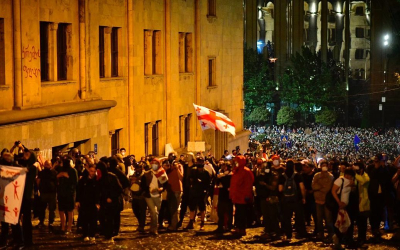 "Nein Russland!": Im Zentrum von Tiflis blockierten Demonstranten gegen den skandalösen Gesetzentwurf die Allee