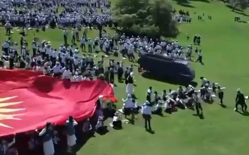 Ein außer Kontrolle geratener Lastwagen fuhr auf einem Festival in Kirgisistan in eine Menschenmenge von Kindern (Video)