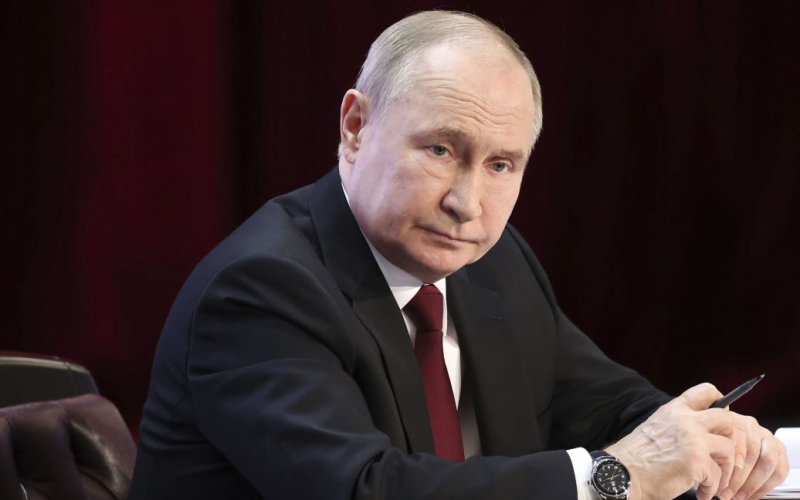 Putin verhängt für Russland dauerhaftes Kriegsrecht – The Times“ /></p>
<p><strong>Der russische Diktator bereitet sich auf einen langen und zermürbenden Krieg gegen die Ukraine und den Westen vor.</strong></p>
<p >Die jüngsten Regierungswechsel in der Russischen Föderation zeigen, dass der Diktator <strong>Putin</strong> plant, das Land radikal zu verändern und es in einen ständig mobilisierten Staat zu verwandeln, der ständig Kriege mit tiefgreifenden Folgen für den Rest der Welt führt. </p>
<p>Darüber schreibt Russland-Experte Mark Galeotti in seinem Artikel für <strong>The Times</strong>.</p>
<p>Die wichtigste Veränderung in der Regierung war die Absetzung des Chefs des Verteidigungsministeriums, Sergej Schoigu, für längere Zeit von seinem Posten. An seine Stelle trat der frühere Vizepremierminister Andrei Bilousov.</p>
<p>„Der neue Mann, ein ausgebildeter Ökonom, ist nicht mehr Soldat als sein Vorgänger, aber er ist ein Organisator und Planer, der mit der Vorbereitung beauftragt ist.“ Ministerium – und das Land – für einen langen Krieg“, sagt der Autor des Artikels.</p>
<p>Der Experte erinnerte daran, dass Bilousov während seiner Rede im Föderationsrat sagte, dass seine Prioritäten die Integration der Verteidigungs- und Zivilwirtschaft seien, was in der Tat bedeute, die Wirtschaft des Landes auf die Bedürfnisse des Krieges umzustellen und das Ministerium „wirklich offen“ zu machen zur Innovation“, was mehr bedeutet als nur den Kauf der neuesten Technologie und Drohnen.</p>
<p>„Während Russland den Druck auf seit langem etablierte Ziele in der Ostukraine wie die Stadt Wremja Jar aufrechterhielt, startete es auch eine neue Operation im Norden, in Richtung Charkow, die ein Maß an Raffinesse an den Tag legte, das in diesem Krieg nicht sein Markenzeichen war.“ Die Truppe ist nicht groß genug, um Charkow einzunehmen, aber ihr Ziel ist unklar: Die Absicht könnte sein, die Stadt in die Reichweite von Artillerie zu bringen, eine Pufferzone gegen ukrainische Angriffe jenseits der Grenze zu schaffen oder Sumy im Westen zu bedrohen“, schreibt Galeotti .</p>
<p>Der Experte stellte fest, dass die ukrainischen Behörden nun vor einer eher unangenehmen Entscheidung stehen. Die Ukraine verfügt nicht über viele Reserven, da zur Stärkung der neuen Front Truppen abgezogen werden müssen, während Russland neue Innovationen einführt – nachdem es für beide Seiten so gefährlich geworden ist, gepanzerte Personentransporter an die Front zu liefern, setzen russische Truppen Motorräder ein und Buggys. Mobilität auf dem Schlachtfeld.</p>
<p>„Die Angriffe werden zunehmend von sogenannten ‚Schildkrötenpanzern‘ angeführt. Sie sehen vielleicht schwerfällig aus, wenn sie unter scheunenähnlichen Aufbauten aus rohem Metall voranstürmen, aber zusammen mit hochentwickelten Störsystemen und Minenräumwalzen tragen sie dazu bei, Fahrzeuge und ihre Insassen vor ihnen zu schützen.“ Drohnen, Raketen und Minen, die die beste Reaktion der Ukrainer auf gepanzerte Angriffe sind“, schreibt der Autor.</p>
<p>Er sagte, dies zeige, wie die Russen lernen, das starre Festhalten an der Doktrin aufgeben und „das Buch blockieren“. der kreativen Ukrainer.“< /p> </p>
<p>Galeotti stellte fest, dass die Frage des Chefs des Generalstabs der Russischen Föderation Gerasimov trotz und nicht dank der obersten Führung Moskaus – der Umbildung im Verteidigungsministerium – aufgetreten sei Die am Dienstag angekündigte Maßnahme ist ein Versuch, diese Lücke zu schließen.</p>
<p>„Eine der ersten Prioritäten dürfte die Bekämpfung der grassierenden Korruption im Ministerium sein. Die jüngste Schätzung des russischen Generalstaatsanwalts geht davon aus, dass bis zu 40 Prozent aller Beschaffungsgelder gestohlen werden – zum Beispiel erhielten die Truppen in der Ukraine billige chinesische Funkgeräte.“ „Es wurde versprochen, dass sie Talkies statt sicherer, geschützter Funkgeräte verwenden“, heißt es in dem Material.</p>
<p>Der neue Chef des Verteidigungsministeriums, Bilousov, entließ schnell drei stellvertretende Minister aus Shoigus Team und es gab bereits weitere Festnahmen, darunter den ehemaligen Generalstabschef, Generalleutnant Juri Kusnezow, der am Montag wegen Korruptionsvorwürfen festgenommen wurde. Allerdings „wurde nicht alles tote Holz weggefegt.“</p>
<p>„Generalstabschef Waleri Gerassimow erwies sich als schlechter Kriegsführer: einfallslos, unflexibel, verschwenderisch gegenüber Soldaten und misstrauisch gegenüber seinen Kameraden.“ … Wie üblich wählt der Verteidigungsminister seinen ranghöchsten Soldaten, aber vorerst scheint Putin zu wollen, dass Gerasimov bleibt, und sagte am Mittwoch, dass er keine Veränderungen im Generalstab vorhabe“, erinnert sich der Journalist.</p >
<p>Der Autor stellte fest, dass die großen Veränderungen darauf hindeuten, dass Putin einen langen Zermürbungskrieg vorsieht, der seiner Ansicht nach von der Zusammensetzung der seiner Meinung nach drei Hauptstärken Russlands abhängen wird: seinem militärisch-industriellen Komplex, seiner Bevölkerung und seinem Siegeswillen.< /p></p>
<p>„In vielerlei Hinsicht kehrt das Sowjetsystem, von der geplanten, militarisierten Wirtschaft bis hin zur Einparteienpolitik, zurück. Selbst offiziellen Angaben zufolge haben sich die Sicherheitsausgaben auf 6,7 Prozent des BIP mehr als verdoppelt (der tatsächliche Wert dürfte höher sein). Putin hat einen Sechsjahresplan für die Nation entworfen, und die öffentliche und private Wirtschaft verschmelzen wieder am Rande“, heißt es in dem Artikel.</p>
<p>Der Autor des Artikels weist darauf hin, dass die Schaffung eines permanent kriegführenden Staates viele positive Vorteile für die Regierung hat – das bedeutet, dass der Staat die Wirtschaft sorgfältiger kontrollieren wird, sodass diejenigen, die Putin nahe stehen, mehr Möglichkeiten zum Stehlen haben. Außerdem lässt sich in einem militarisierten Staat die Unterdrückung kritischer Stimmen leichter rechtfertigen und es gibt ein Alibi für alle unerfüllten Versprechen in Wirtschaft, Infrastruktur und sozialer Sicherheit.</p>
<p>„Das wird in der Ukraine nicht enden. Leider ist es unwahrscheinlich, dass dieser Konflikt in den nächsten Jahren gelöst wird, aber auf jeden Fall hat Putin deutlich gemacht, dass er dies im Wesentlichen als einen Stellvertreterkrieg mit dem Westen wahrnimmt.“ . Es gibt keine verlässlichen Beweise.“ dass er den Wunsch hat, einen direkten Konflikt mit der NATO zu beginnen, sich aber als jemand betrachtet, der sich bereits im wirtschaftlichen, politischen, kulturellen und sozialen Krieg mit dem Westen befindet“, sagt Galeotti.</p>
<p>Von Ihm zufolge versteht Diktator Putin, dass der Westen nach herkömmlichen Maßstäben weitaus mächtiger ist – das BIP der NATO zusammen ist mehr als 20-mal so hoch wie das Russlands.</p>
<p>„Aber die Russen sind auch geschickte geopolitische Guerillas, die das übernehmen.“ Schlachtfeld dort, wo sie die Stärksten und wir die Schwächsten sind. Das ist Putins neues Imperium: ein militarisiertes, autoritäres Russland, das einen globalen politischen, diplomatischen und wirtschaftlichen Krieg mit dem Westen führen will und sogar versucht, den Widerstand in der Ukraine zu brechen“, fasst der Experte zusammen.</p>
<p>Erinnern Sie sich daran Zuvor wurde berichtet, dass <strong>der Politikwissenschaftler erklärt hat, warum China Putin weiterhin unterstützen wird</strong>.</p>
<p>Darüber hinaus haben wir zuvor berichtet, dass <strong>Biden mit Hilfeversprechen in eine Falle getappt ist und Angst vor einer Eskalation des Krieges in der Ukraine</strong> </p>
<h4>Ähnliche Themen:</h4>
<p>Weitere Nachrichten</p>
<!-- relpost-thumb-wrapper --><div class=