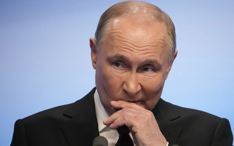 Putin hat eine absurde Aussage zu den Verhandlungen mit der Ukraine gemacht“ /></p>
<p><strong>Putin kündigte erneut die Bereitschaft Russlands zu Verhandlungen mit der Ukraine an. Der Diktator erwähnte die Rückgabe der besetzten Gebiete nicht.</strong></p>
<p>Der russische Diktator Wladimir Putin gab eine weitere heuchlerische Erklärung ab und behauptete, dass Russland angeblich nie Verhandlungen mit der Ukraine abgelehnt habe.</p>
<p>Über Dies berichten russische Propagandamedien.</p>
<p>Der russische Diktator Wladimir Putin sagte, Russland sei angeblich immer offen für Verhandlungen zur Lösung der Situation in der Ukraine gewesen. Er argumentierte, dass die russische Seite im Allgemeinen mit den Entwürfen des Istanbuler Abkommens zufrieden sei.</p>
<p>Putin äußerte auch Zweifel an der Legitimität der ukrainischen Regierung. Er ist der Ansicht, dass die Antwort <strong>auf diese Frage in der Verfassung der Ukraine</strong> gesucht und eine rechtliche Analyse durchgeführt werden sollte.</p>
<p>„Die Legitimität Selenskyjs ist vorbei, die Frage, wem sie zusteht.“ Verhandlungen mit der Ukraine sind nicht leer“, sagte Putin.</p>
<p>Erinnern Sie sich daran, dass Putin laut Reuters daran interessiert ist, den Krieg zu beenden, verlangt aber, dass der Westen und die Ukraine sich darauf einigen, dass die besetzten Gebiete unter Kontrolle bleiben der Russischen Föderation.</p>
<h4>Ähnliche Themen:</h4>
<p>Weitere Nachrichten</p>
<!-- relpost-thumb-wrapper --><div class=