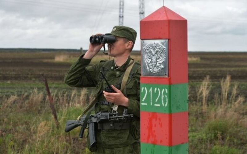 Russland trennt sich aus den besetzten Gebieten des Donbass-„Grenzstreifens“ /></p>
<p><strong>Annäherung 100 Meter an die „Grenze“ wird erst nach einer Mitteilung des FSB erlaubt.</strong></p>
<p>An der Grenze der Region Rostow der Russischen Föderation mit der sogenannten „DPR“ und „LPR“ gibt es eine spezielle Fünf-Kilometer-Strecke Die Zone wurde mit einem besonderen Rechtssystem ähnlich dem Grenzregime eingerichtet.</p>
<p >Dies berichtet die „Moscow Times“ unter Berufung auf den Gouverneur der russischen Region Wassili Golubew.</p>
<p>Das wird möglich sein Aufenthalt in der Sonderzone nur mit Ausweispapieren. Darüber hinaus ist eine Annäherung an die „Grenze“ auf weniger als 100 Meter nur nach einem Bericht des FSB gestattet.</p>
<p>Solche Maßnahmen werden nach Angaben des russischen Gouverneurs ergriffen, um das Gebiet vor der „Grenze“ zu schützen Das Eindringen von „Terroristen, Extremisten und ihren Komplizen“ sowie der illegale Transport von Waffen und Munition in die Region.</p>
<p>Die Behörden der Region Rostow gaben an, dass es keinen Grund für die Evakuierung der Bewohner des Sonderlagers gebe Grenzzone. Auf dem Territorium wird eine Sonderregelung für Einreise, Ausreise und vorübergehenden Aufenthalt eingeführt, die Menschen werden jedoch weiterhin dort leben.</p>
<p>Die Länge der Grenze der Region Rostow zu den vorübergehend besetzten Gebieten Donezk und Die Region Lugansk in der Ukraine ist mehr als 600 km lang.</p>
<p> Wir möchten Sie daran erinnern, dass russische Grenzschutzbeamte Bojen entfernt haben, die den schiffbaren Kanal vom Fluss Narva an der Grenze zu Estland markieren. Estland wartet auf eine Erklärung zu dieser Angelegenheit.</p>
<h4>Verwandte Themen:</h4>
<p>Weitere Nachrichten</p>
<!-- relpost-thumb-wrapper --><div class=