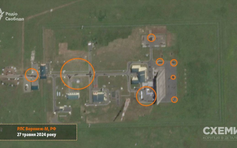 Udar Drohne auf einem Over-the-Horizon-Radar in Orsk – Foto der Folgen“ /></p>
<p><strong>GUR-Drohne griff eine Radarstation im russischen Orsk an.</strong></p>
<p >GUR-Drohne griff am 26. Mai<strong>die Langstrecken-Zielradarstation Woronesch M</strong>in der russischen Stadt Orsk an. Die ukrainische Drohne legte eine Distanz von mehr als 1.800 km bis zum Objekt zurück und stellte damit einen neuen Rekord für die Zerstörungsreichweite von Kamikaze-Drohnen auf.</p>
<p>Die Folgen dieses Angriffs wurden vom Planet Labs-Satelliten Schemes aufgezeichnet Projekt (Radio Liberty).</p>
<p >Das Bild vom 27. Mai zeigt, dass auf dem Gelände der Radarstation dunkle Flecken erschienen, die vorher nicht da waren – wahrscheinlich Spuren eines Brandes infolge eines UAV-Treffers.< /p></p>
<h4>Ähnliche Themen:</h4>
<p>Weitere Neuigkeiten</p>
<!-- relpost-thumb-wrapper --><div class=