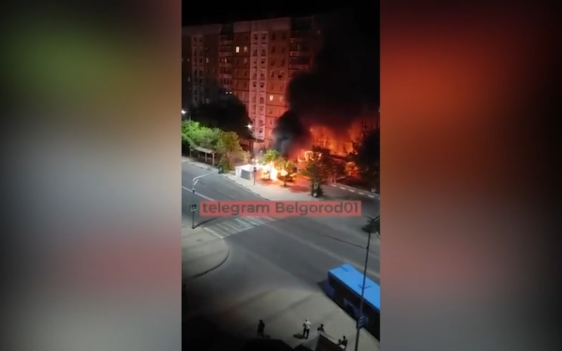 In Belgorode danach Explosionsserie, Brände brachen aus: Video“ /></p>
<p><strong>Lokale Behörden berichteten zuvor über die Arbeit der russischen Luftverteidigung.</strong></p>
<p>Am Samstagabend 25. Mai, am Himmel über Russland In der Stadt Belgorod nahe der Grenze zur Ukraine waren laute Explosionen zu hören.</p>
<p>Laut lokalen öffentlichen Berichten zählten Augenzeugen zwei Dutzend „Knallgeräusche“.</p>
<p >Danach kam es in der Stadt zu Bränden – einzelne Gebäude und Autos brannten. </p>
<p>Was den Brand genau verursachte, ist unbekannt.</p>
<p>Lokale Behörden berichteten zuvor über die Arbeit der russischen Luftverteidigung .</p>
<p>Es ist bekannt, dass russische Terroristen aus der Region Belgorod auf benachbarte Gebiete der Ukraine, insbesondere auf die Stadt Charkow, schießen.</p>
<p>Erinnern Sie sich daran, dass am Samstag, dem 25. Mai, die Die russische Armee verübte einen Terroranschlag auf den Epicenter-Hypermarkt in Charkow, bei dem viele Menschen verletzt wurden.</p>
<h4>Ähnliche Themen:</h4>
<p>Weitere Nachrichten</p>
<!-- relpost-thumb-wrapper --><div class=