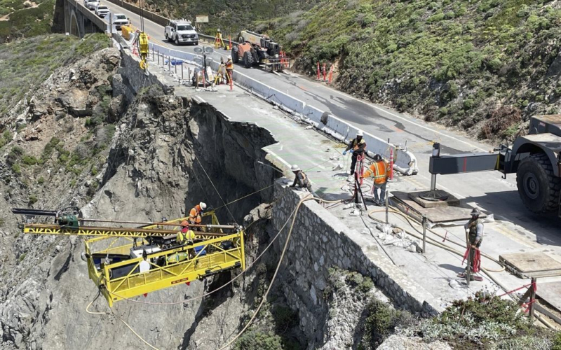 Ein Teil einer Autobahn ist eingestürzt in China: viele Opfer“ /></p>
<p><strong>Die Ursache des Einsturzes ist noch unbekannt.</strong></p>
<p>In der Provinz Guangdong im Süden kam es zu einem Autobahneinsturz China</strong>. Es gibt Opfer und Verletzte.</p>
<p>Die Washington Post schreibt darüber.</p>
<p>Ein 17,9 Meter langer Abschnitt der Autobahn ist eingestürzt. Dabei stürzten 18 Autos vom Hang.</p>
<p>Augenzeugen sagten, sie hörten ein Geräusch und sahen, wie sich hinter ihnen ein mehrere Meter breites Loch bildete. Medienberichten zufolge kamen dabei mindestens 19 Menschen ums Leben. Retter brachten weitere 30 Menschen ins Krankenhaus.</p>
<p>Erinnern Sie sich daran, dass in den Vereinigten Staaten infolge des Einsturzes einer <strong>Brücke</strong> mindestens sechs Arbeiter im amerikanischen Hafen Baltimore vermisst wurden >.</p>
<p> < h4>Verwandte Themen:</h4>
<p>Weitere Neuigkeiten</p>
<!-- relpost-thumb-wrapper --><div class=