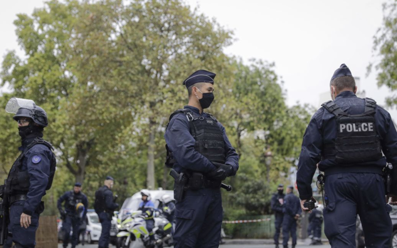 In In Paris haben Unbekannte ein Denkmal für die Opfer des Holocaust geschändet: Russland wird verdächtigt“ /></p>
<p><strong>Die Provokation war im Vorfeld gut vorbereitet.</strong></p>
<p> In der französischen Hauptstadt Paris haben Unbekannte ein Denkmal für die Opfer des Holocaust geschändet, indem sie rote Graffiti darauf gemalt haben.</p>
<p>Strafverfolgungsbeamte vermuten, dass Russland die Ursache sein könnte und sind es auch Führe eine entsprechende Überprüfung durch, berichtet <strong>The Guardian</strong>.</p>
<p>Die Veröffentlichung schreibt, dass die Ermittler in diesem Fall die Hypothese einer Destabilisierungsoperation mit Ursprung in Russland erwägen. Es wird berichtet, dass in der Nacht von Montag, 13. Mai, auf Dienstag, 14. Mai, „rote Hände“ auf die „Mauer der Gerechten“ gesprüht wurden.</p>
<p>Die Polizei hat das bereits gegen drei Uhr festgestellt Uhr morgens zwei Personen mit Sprühfarbe und einer Schablone in der Hand.</p>
<p>„Anhand ihrer Telefonnummern konnten die Ermittler sie schnell identifizieren: beide Graffiti-Künstler sowie ein oder zwei weitere.“ „Die in diesen Fall verwickelten Männer sind Bulgaren.“ plant eine Provokation im Kernkraftwerk Saporoschje und beschuldigt die Ukraine</strong>.</p>
<p>Darüber hinaus haben wir bereits früher berichtet, dass <strong>die britische Regierung über die kriminellen Aktivitäten russischer Spione besorgt ist</strong> strong>.</p>
<h4>Verwandte Themen:</h4>
<p>Weitere Neuigkeiten</p>
<!-- relpost-thumb-wrapper --><div class=