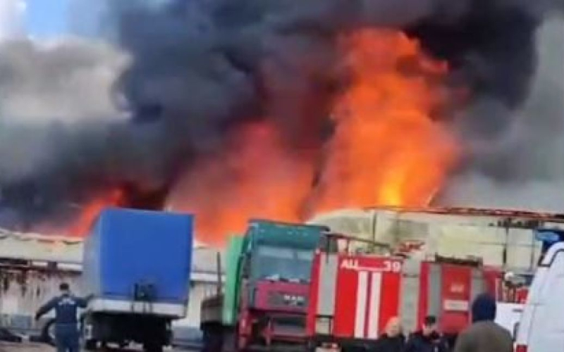 Ein Großbrand ereignete sich in der Region Moskau: Details (Video)“ /></p>
<p><strong>Öffentliche Berichte berichten von einem großen Brandgebiet.</strong></p>
<p>In Naro brennen Lagerhäuser -Fominsk bei Moskau. Berichten zufolge handelt es sich hierbei um ein Polycarbonat-Lagerhaus des Instituts für Bodenschätze.</p>
<p>NEXTA_live schreibt darüber.</p>
<p>Nach vorläufigen Angaben reicht die Brandfläche von 1000 bis 2800 Quadratmetern Meter.</p>
<p >Notdienste sind vor Ort. Es gibt noch keine Informationen über die Opfer oder die Ursache des Brandes.</p>
<p>Wir erinnern daran, dass Einzelheiten des Angriffs auf die Ölraffinerie in Rowenki bekannt geworden sind. In einer vorübergehend besetzten Stadt in der Region Lugansk kam es am Abend des 10. Mai zu einer „Ankunft“ im Öldepot der Besatzer.</p>
<h4>Ähnliche Themen:</h4>
<p>Weitere Nachrichten</p>
<!-- relpost-thumb-wrapper --><div class=