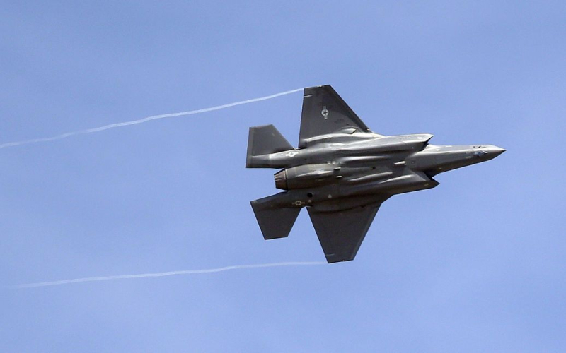 Abgestürzt im Neues F-35-Kampfflugzeug der USA (Foto)“ /></p>
<p><strong>Das Flugzeug war auf dem Weg zur Edwards Air Force Base in Kalifornien, als es nach dem Auftanken abstürzte.</strong></p>
<p >Jagdflugzeug F-35 stürzte am 28. Mai über einem Flugplatz in Albuquerque in den USA ab. Dem Piloten gelang der Ausstieg.</p>
<p>ABC News berichtet dies.</p>
<p>Wie Beamte des Flughafens Albuquerque und der Feuerwehr nach dem F-35-Absturz sagten, war die einzige Person an Bord, der Pilot, bei Bewusstsein. Er wurde mit schweren Verletzungen in das Krankenhaus der University of New Mexico gebracht.</p>
<p>Laut einer Pressemitteilung der Kirtland Air Force Base befand sich der Pilot am Abend des 28. Mai in einem stabilen Zustand.</p>
<p>Zwei weitere Zivilisten wurden untersucht, da niemand zum Unfallort transportiert wurde, sagten Feuerwehrleute.</p>
<p>Der Veröffentlichung zufolge handelte es sich bei dem abgestürzten Flugzeug um eine neue F-35. Zum Zeitpunkt des Absturzes steuerte der Pilot der Defense Contract Management Agency das Flugzeug, als es vom Werk Lockheed Martin zum Einsatz transportiert wurde.</p>
<p>Lockheed Martin sagte, die F-35B sei auf dem Weg von Fort Worth, Texas, zur Edwards Air Force Base in Kalifornien gewesen, als sie nach dem Auftanken auf der Kirtland Air Force Base in New Mexico abstürzte.</p>
<p>< u> <strong>Lesen Sie die wichtigsten Nachrichten des Tages:</strong></u></p>
<p><img decoding=