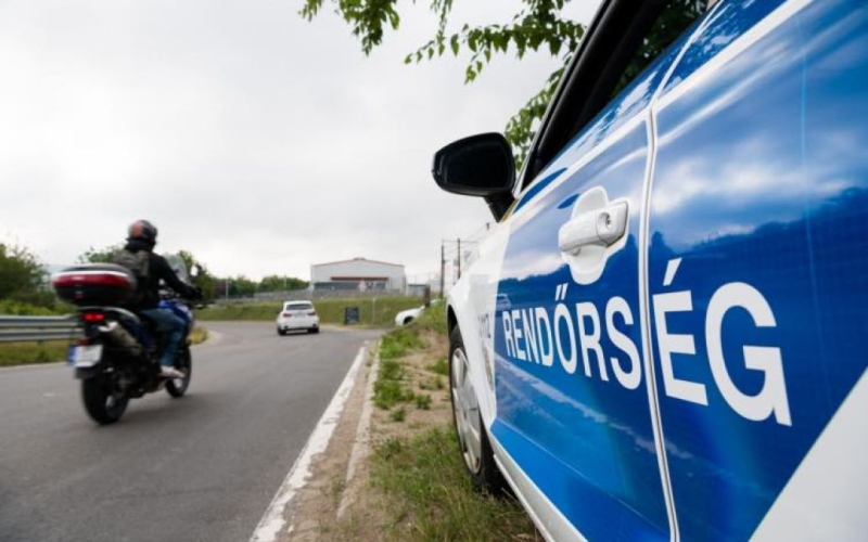 In Ungarn ein Kasachen erstochen einen Ukrainer: Einzelheiten der Tragödie“ /></p>
<p><strong>Beide Männer waren LKW-Fahrer und ruhten sich am Tag der Tragödie auf dem Gelände einer Spedition aus.</strong> </p>
<p>Im ungarischen Budapest hat ein Kasachen einen 48-jährigen ukrainischen Bürger erstochen.</p>
<p>Die Budapester Polizei hat dies gemeldet.</p>
<p>Gestern, am 1. Mai, Die Budapester Polizei erhielt einen Bericht über eine Schlägerei zwischen zwei Männern, von denen einer blutete.</p>
<p> Nach vorläufigen Angaben befand sich nach einem Streit ein 44-jähriger Mann kasachischer Nationalität im Haus Bei einem Kampf wurden einem 48-jährigen Ukrainer mehrere Messerstiche zugefügt.</p>
<p>Der Mann wurde so schwer verletzt, dass er noch auf der Stelle verstarb. Ungarische Polizeibeamte eröffneten ein Strafverfahren wegen Mordverdachts. Die Polizei nahm den Angreifer noch vor Ort fest und er wird vor Gericht gestellt. Was die Ursache des Konflikts war, wird nicht erwähnt.</p>
<p>Laut der ungarischen Veröffentlichung Blikk waren beide Männer LKW-Fahrer und ruhten sich am Tag der Tragödie auf dem Gelände einer Spedition aus.</p >
<p>Erinnern Sie sich daran, dass am 27. April in der bayerischen Stadt Murnau ein Russe zwei Ukrainer erstochen hat. Einer starb noch am Unfallort an schweren Stichwunden, der andere wurde ins Krankenhaus gebracht, wo er später ebenfalls starb. Es stellte sich heraus, dass es sich bei den von den Russen in Deutschland getöteten Ukrainern um Militärangehörige handelte, die nach ihrer Verwundung in einer örtlichen Klinik rehabilitiert wurden. Ein örtlicher „Z-Patriot“ hat sie brutal erstochen.</p>
<h4>Verwandte Themen:</h4>
<p>Weitere Nachrichten</p>
<!-- relpost-thumb-wrapper --><div class=