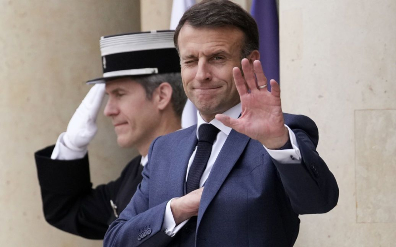 Vo Frankreich hat die Entsendung von Militärausbildern in die Ukraine nicht bestätigt Ausbilder.</strong></p>
<p >Das französische Verteidigungsministerium bestätigt nicht die Worte des Oberbefehlshabers der Streitkräfte der Ukraine Syrsky über die Entsendung französischer Militärausbilder in die Ukraine.</p >
<p>Die französischen Publikationen AFP und BFM schreiben darüber unter Berufung auf das französische Verteidigungsministerium.</p>
<p>„Das Verteidigungsministerium (Frankreich. – Red.) nennt das genaue Datum nicht und bestätigt es nicht.“ „Diese Informationen“, heißt es in der BFM-Erklärung.</p>
<p>Das Ministerium antwortete, dass die Ausbildung des ukrainischen Militärs durch ausländische Ausbilder in der Ukraine „einer der diskutierten Bereiche“ nach der von Franzosen einberufenen Konferenz zur Unterstützung der Ukraine sei Präsident Emmanuel Macron Ende Februar.</p>
<p>„Wir untersuchen diesen Bereich weiterhin gemeinsam mit der ukrainischen Seite, insbesondere um ihre spezifischen Bedürfnisse zu verstehen“, bemerkte das französische Verteidigungsministerium.</p>
<p>Wir erinnern daran, dass der Oberbefehlshaber der ukrainischen Streitkräfte, Alexander Syrsky, sagte, er habe Dokumente unterzeichnet, die es den ersten französischen Ausbildern ermöglichen, ukrainische Ausbildungszentren zu besuchen und sich mit deren Infrastruktur und Personal vertraut zu machen. Syrsky sagte, er „begrüße die Initiative Frankreichs, Ausbilder in die Ukraine zu schicken, um ukrainisches Militärpersonal auszubilden.“</p>
<p>Präsident Emmanuel Macron hatte zuvor gesagt, dass Frankreich die Entsendung von Truppen in Betracht ziehen würde, wenn die Russen die Frontlinie durchbrechen und die Ukraine dies verlangen würde Hilfe.< /p> </p>
<h4>Verwandte Themen:</h4>
<p>Weitere Neuigkeiten</p>
<!-- relpost-thumb-wrapper --><div class=